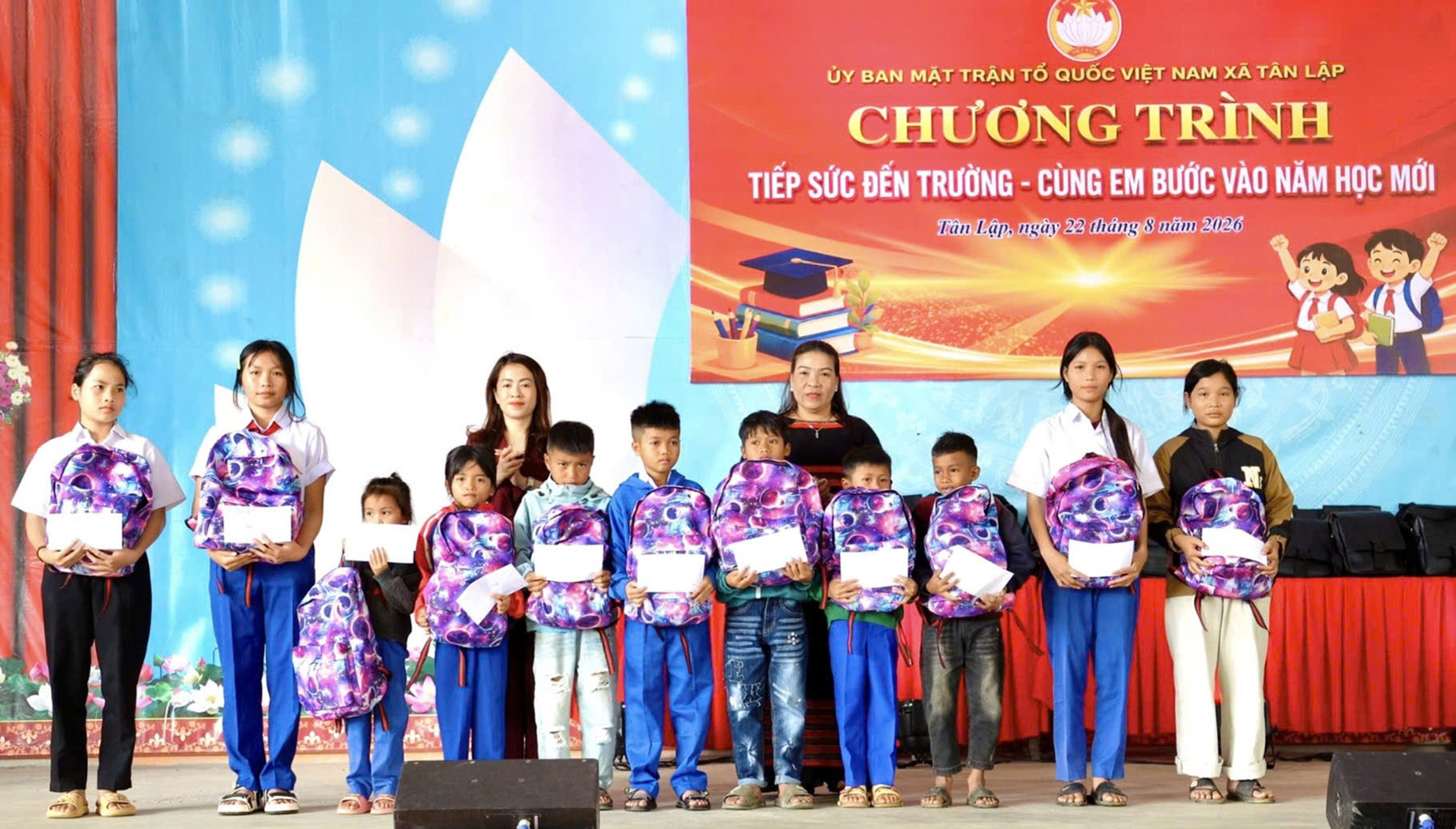 Xã Tân Lập trích Quỹ “Vì người nghèo” trao quà cho học sinh khó khăn