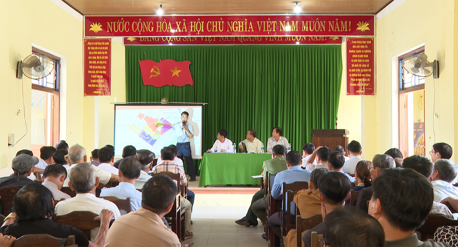 Phó Chủ tịch UBND tỉnh Lê Đức Tiến đối thoại với người dân xã Mỹ Thủy