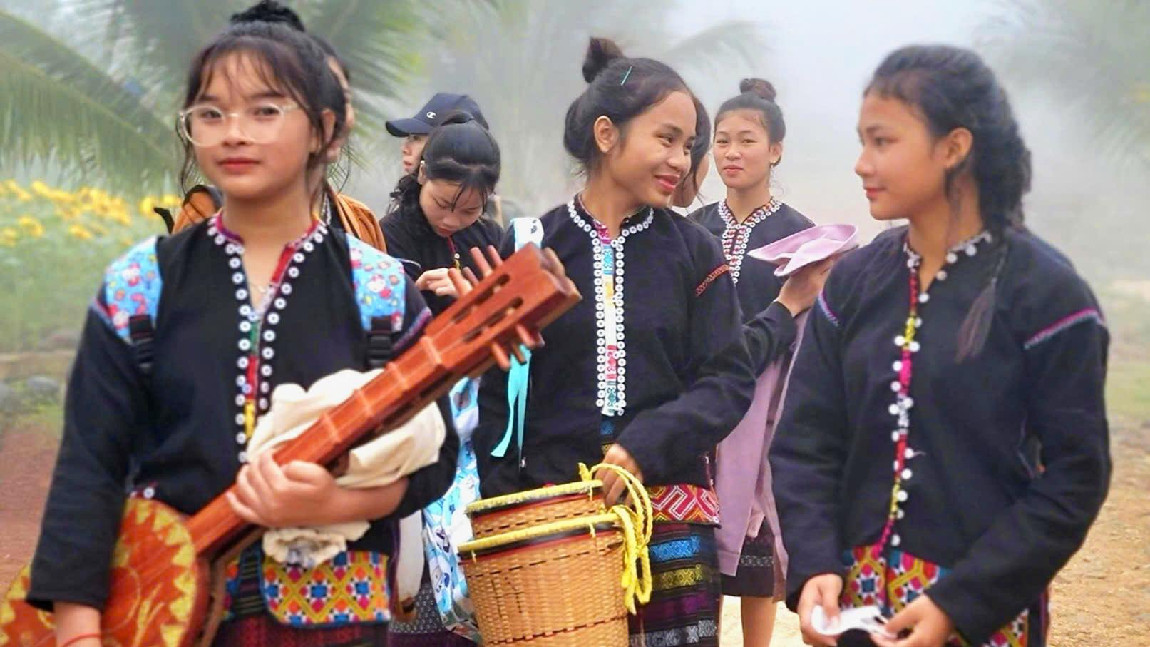 Cách tân trang phục truyền thống “hòa nhập, không hòa tan”