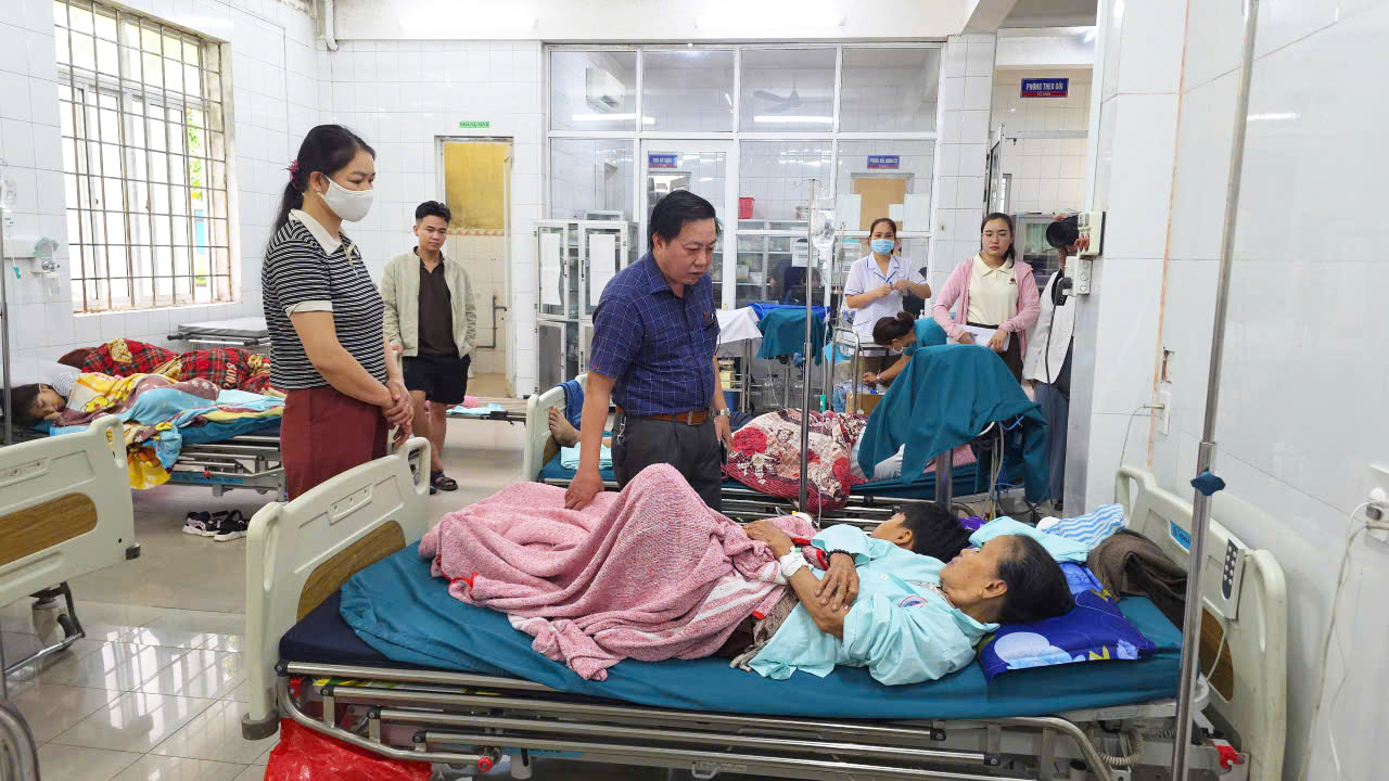 Khẩn trương làm rõ nguyên nhân nhiều người nhập viện sau khi ăn bánh mì ở xã Cam Lộ