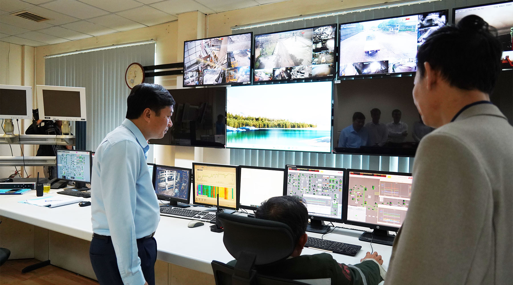 Chủ tịch UBND tỉnh Lê Hồng Vinh thăm, kiểm tra tình hình sản xuất kinh doanh đầu Xuân