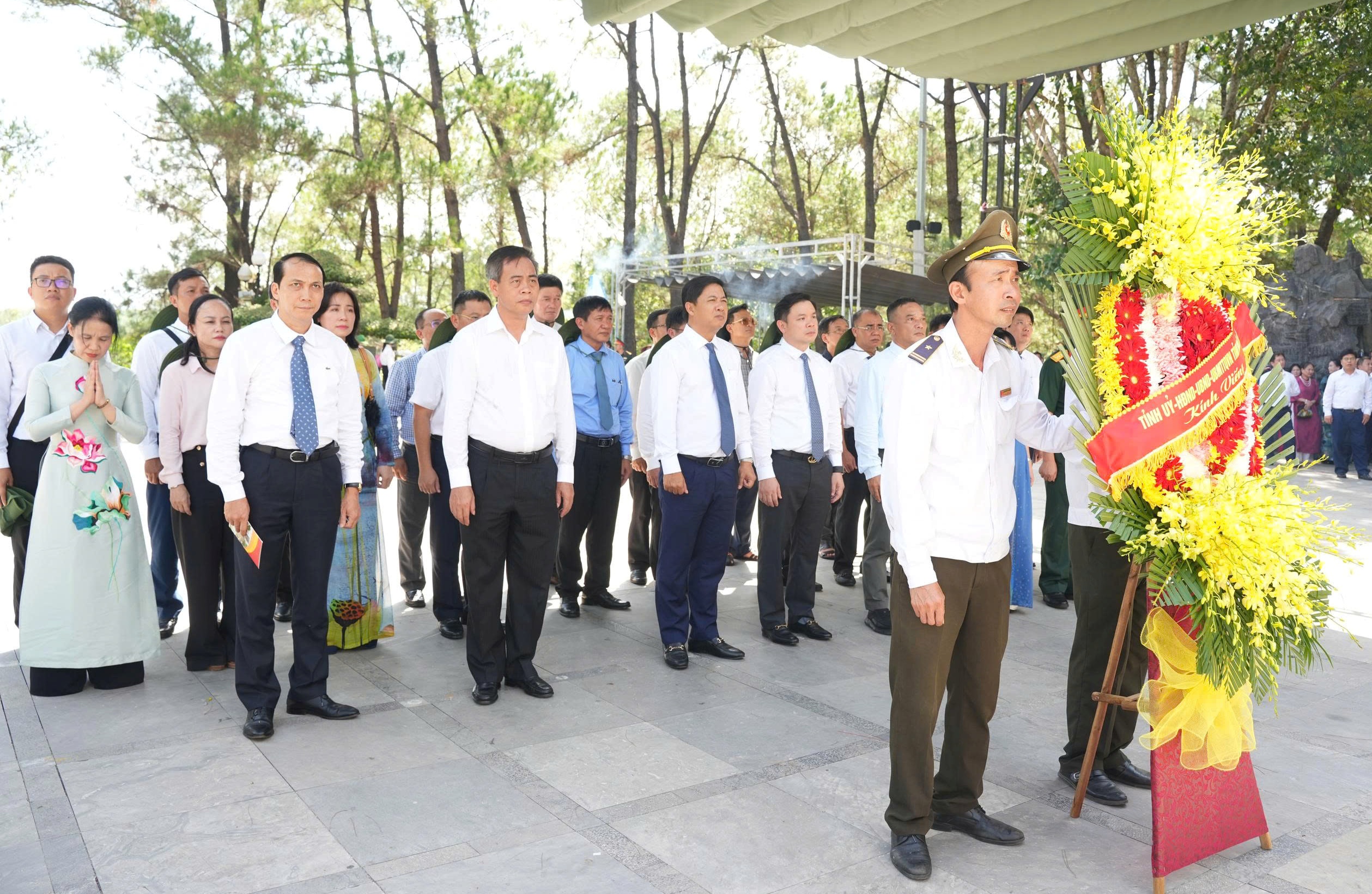 Đoàn công tác tỉnh Đắk Lắk dâng hoa, dâng hương tri ân các anh hùng liệt sĩ tại Quảng Trị
