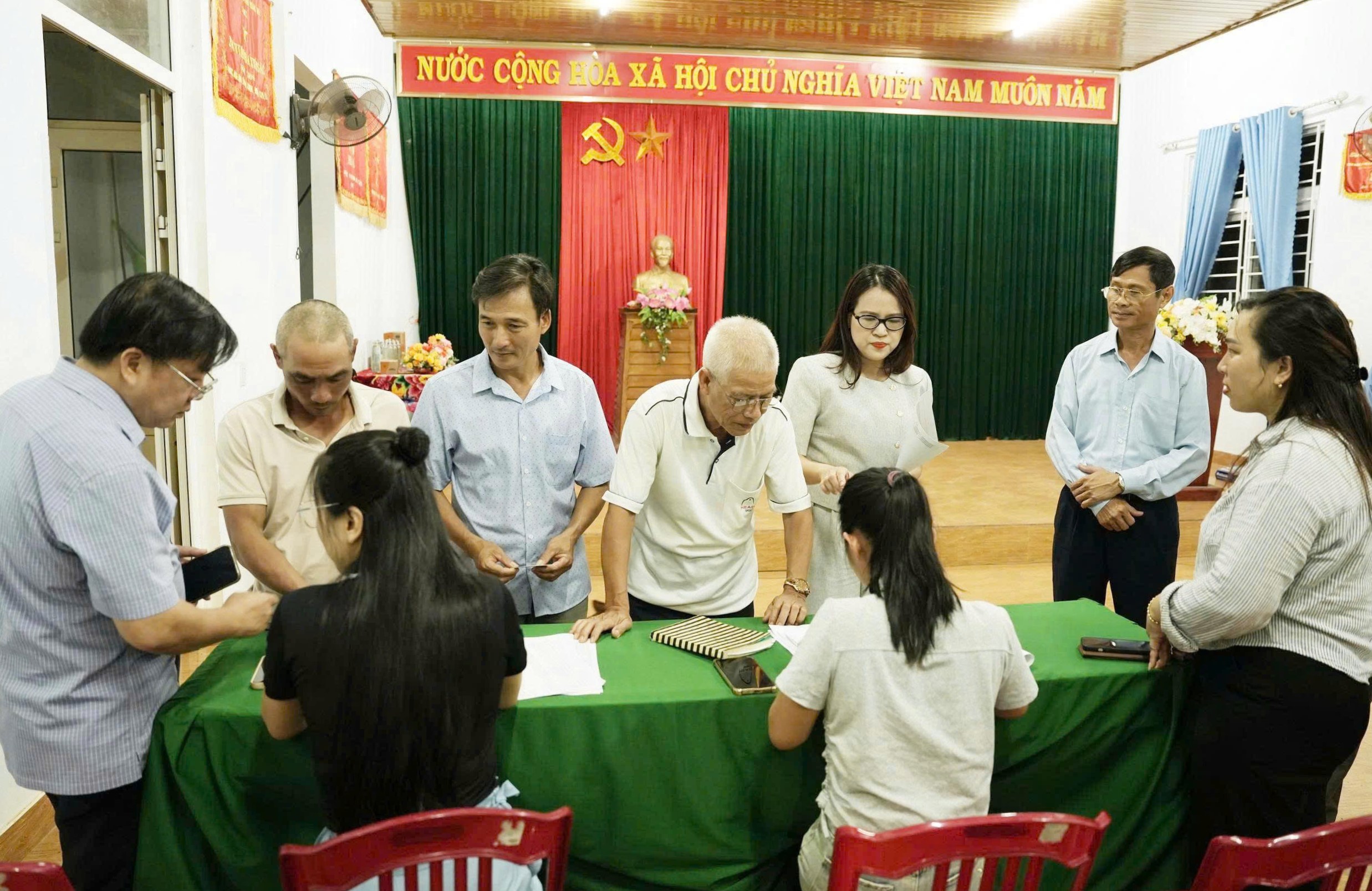 Xã Cam Lộ ra quân hỗ trợ người dân thực hiện chuyển đổi số