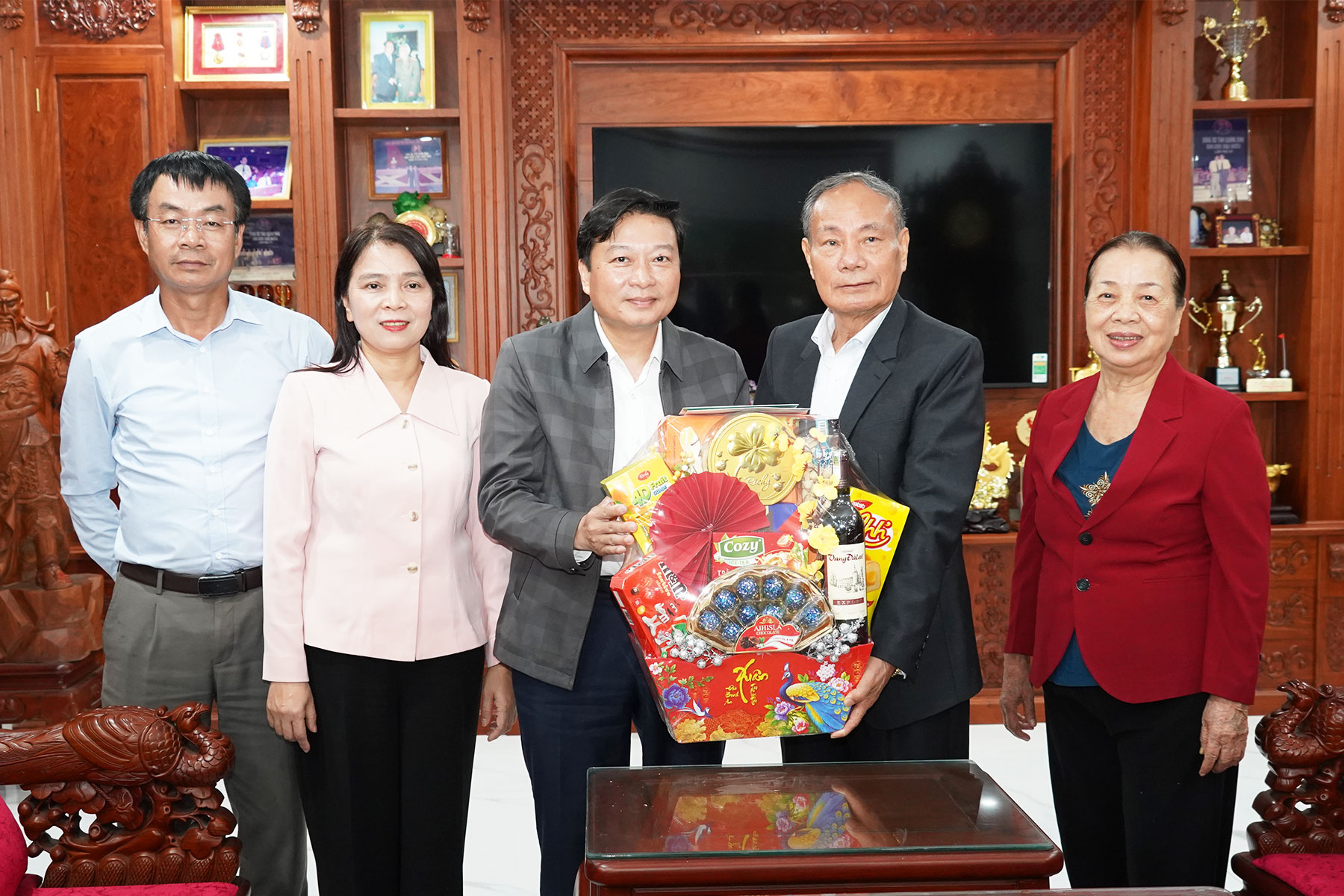 Chủ tịch UBND tỉnh Quảng Trị thăm, chúc Tết các gia đình chính sách và nguyên lãnh đạo tỉnh