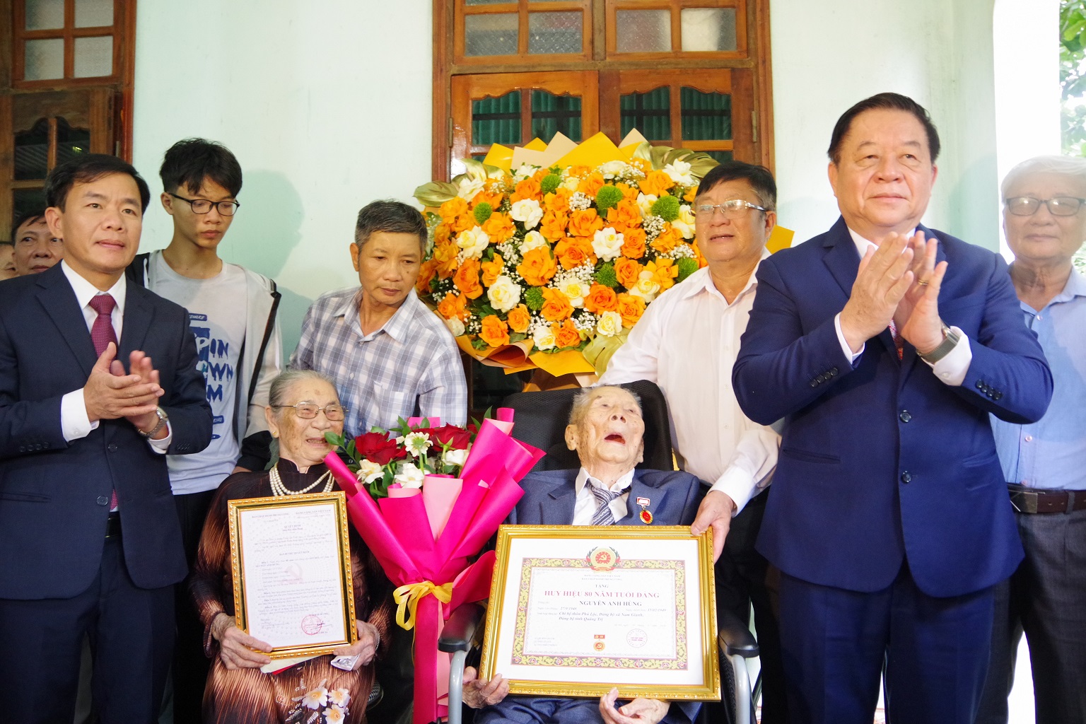 Đại tướng Nguyễn Trọng Nghĩa trao Huy hiệu 80 năm tuổi Đảng cho các đảng viên lão thành tại tỉnh Quảng Trị