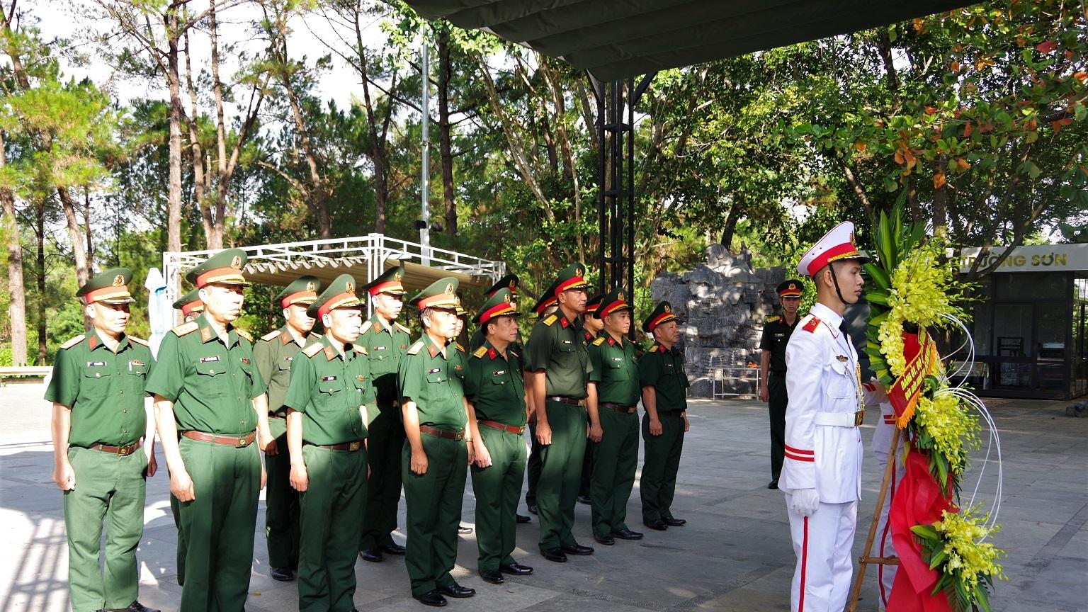Đảng ủy, Bộ Chỉ huy Quân sự tỉnh Quảng Trị dâng hương, dâng hoa tại các nghĩa trang liệt sĩ