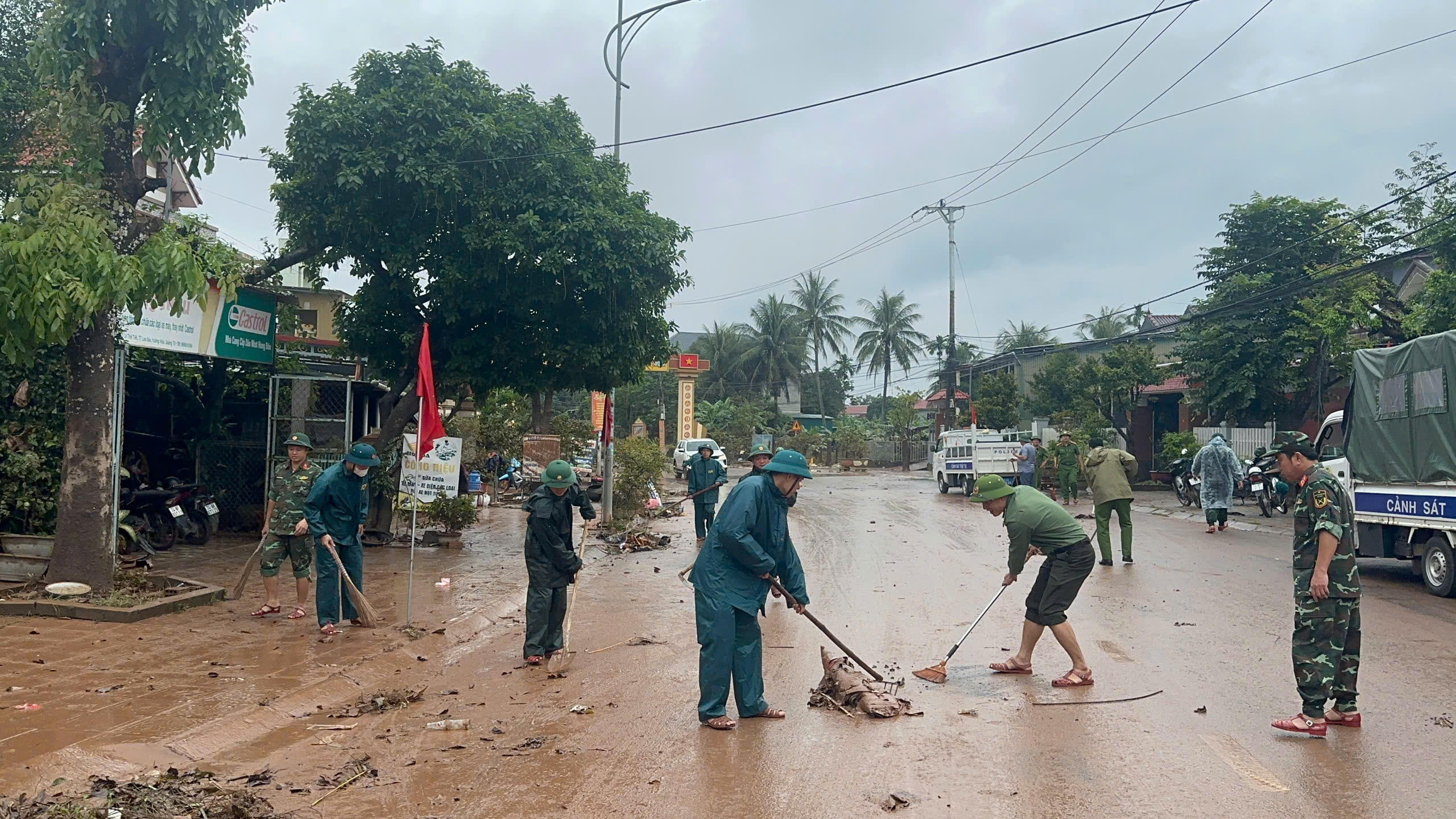 Bộ CHQS tỉnh Quảng Trị huy động hàng trăm cán bộ, chiến sĩ hỗ trợ người dân khắc phục hậu quả mưa lũ