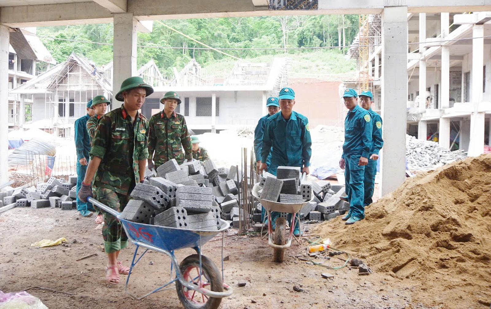 Dấu ấn người lính trên các công trường xây trường học vùng biên