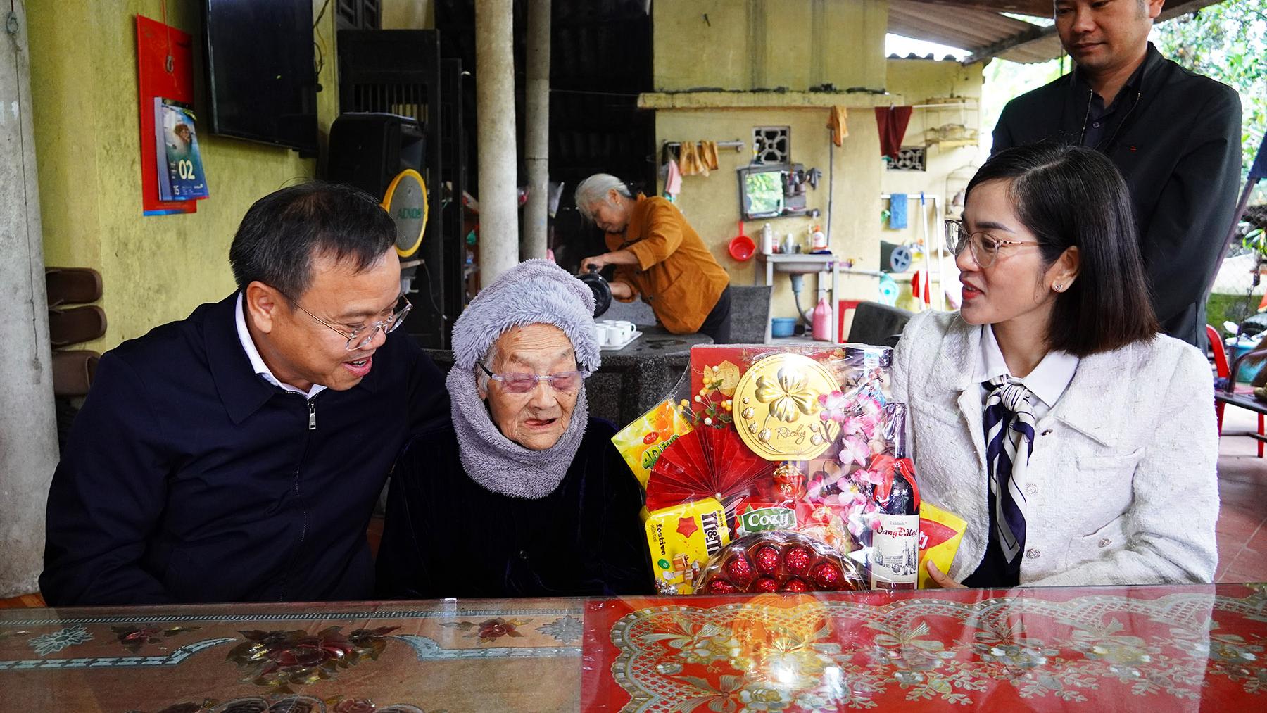 Phó Chủ tịch UBND tỉnh Lê Đức Tiến thăm, chúc Tết các Mẹ Việt Nam Anh hùng