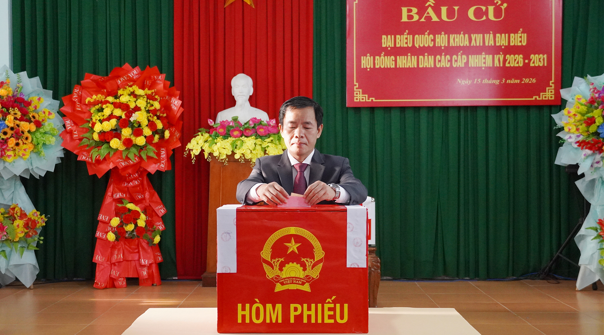 Bí thư Tỉnh ủy Nguyễn Văn Phương dự lễ khai mạc và bỏ lá phiếu đầu tiên bầu đại biểu Quốc hội khóa XVI và đại biểu HĐND các cấp nhiệm kỳ 2026 - 2031 tại khu vực bỏ phiếu số 15, tổ dân phố 1 Đồng Phú, phường Đồng Hới