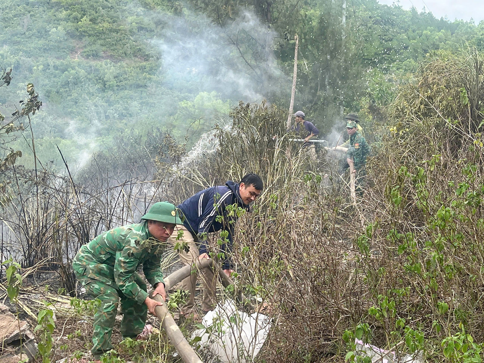 Chủ động ứng phó, ngăn cháy lan tại khu vực dưới chân đèo Lý Hòa