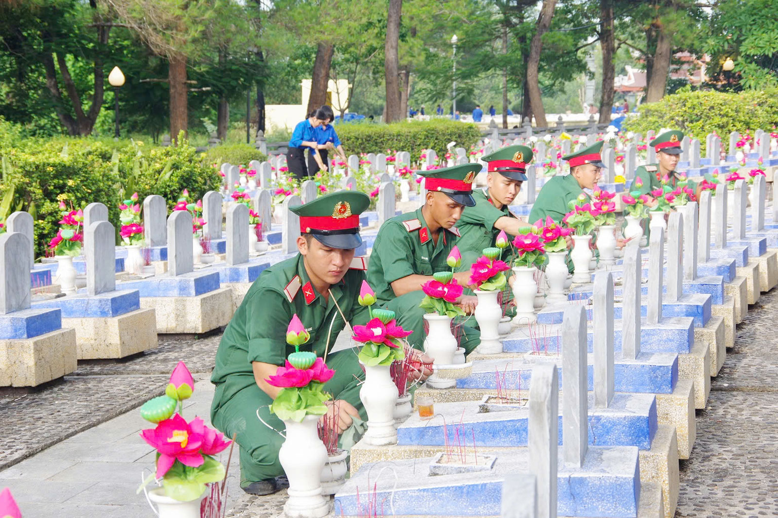 Tuổi trẻ lực lượng vũ trang Quảng Trị thắp nến tri ân tại Nghĩa trang Liệt sĩ quốc gia Trường Sơn