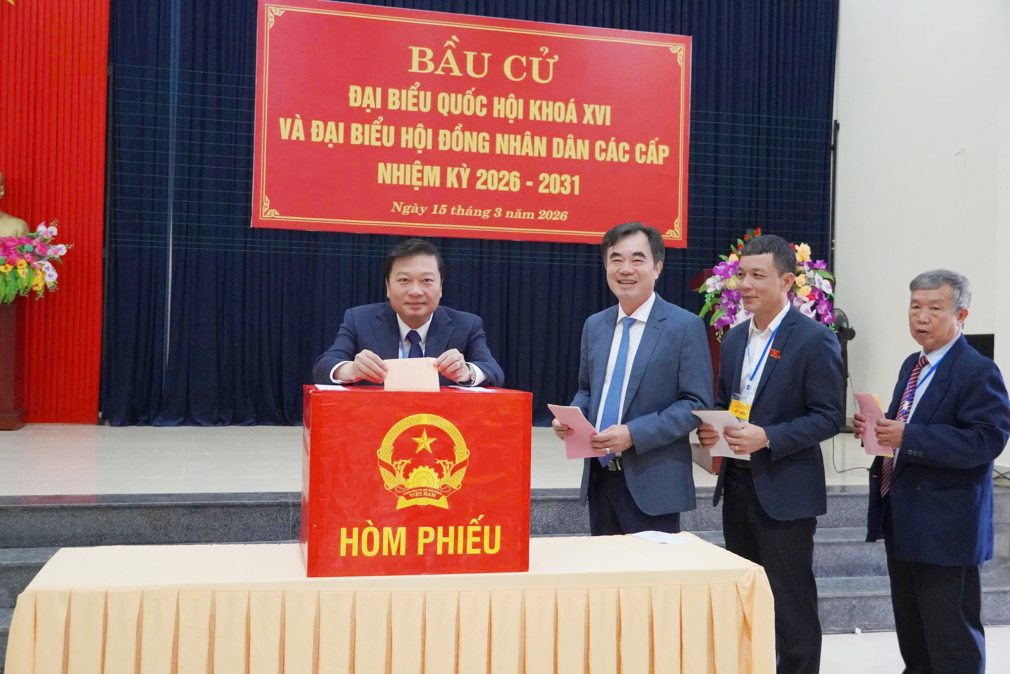 Chủ tịch UBND tỉnh Lê Hồng Vinh dự lễ khai mạc và bỏ phiếu bầu cử tại phường Đồng Hới