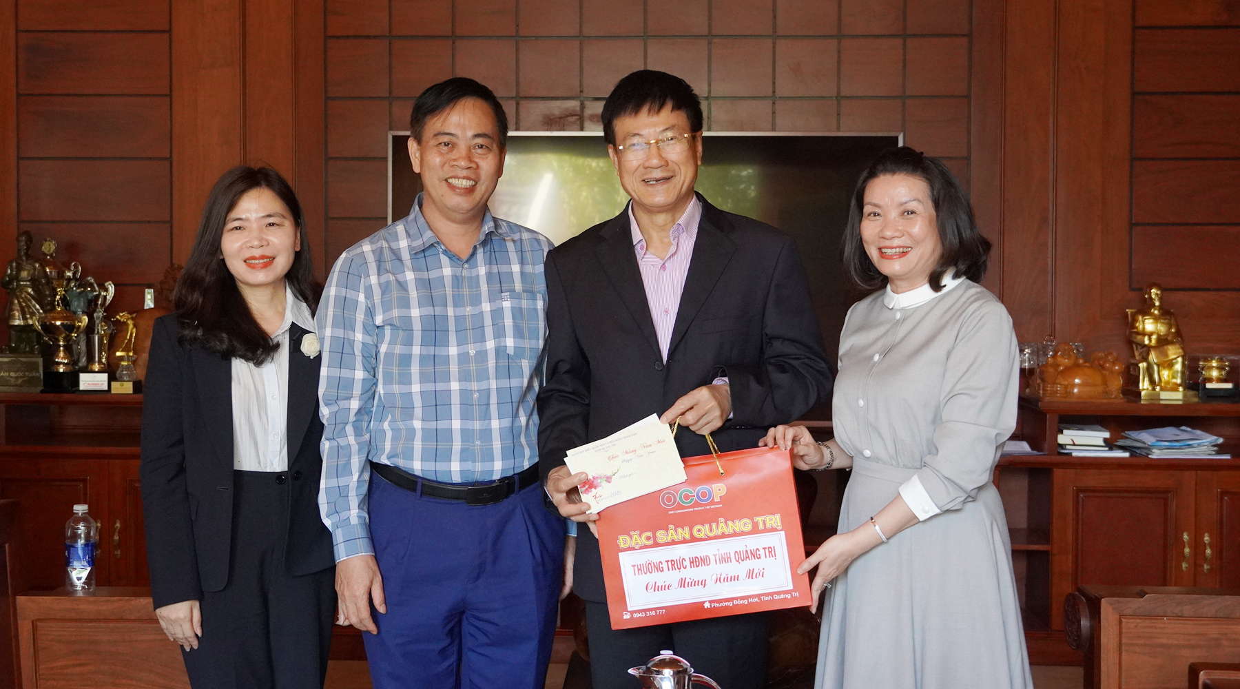 Chủ tịch HĐND tỉnh Nguyễn Đăng Quang thăm, chúc Tết các đồng chí nguyên lãnh đạo tỉnh tại phường Đồng Hới