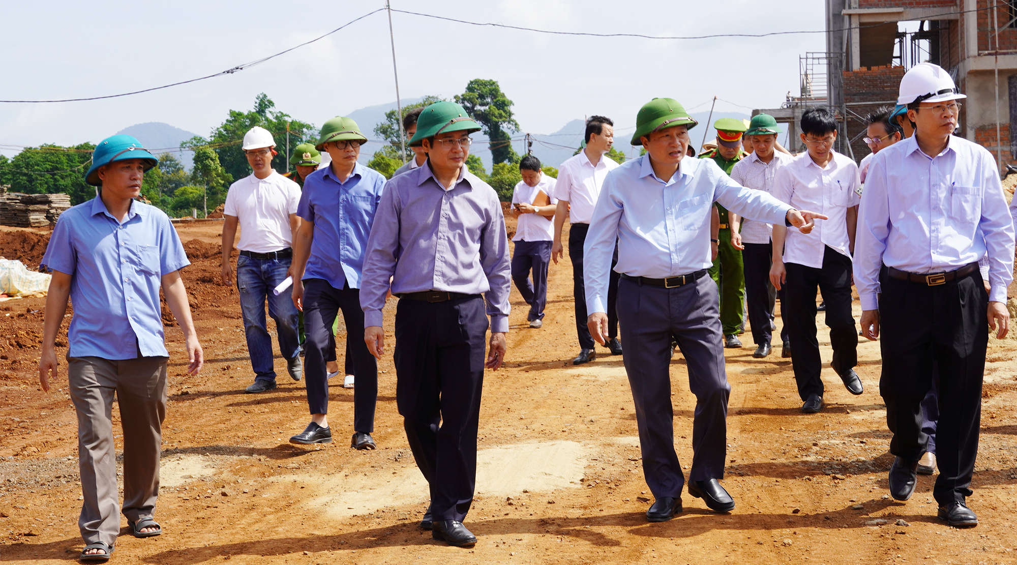 (Tin ảnh) Chủ tịch UBND tỉnh Lê Hồng Vinh kiểm tra tiến độ các công trình trọng điểm trên địa bàn tỉnh
