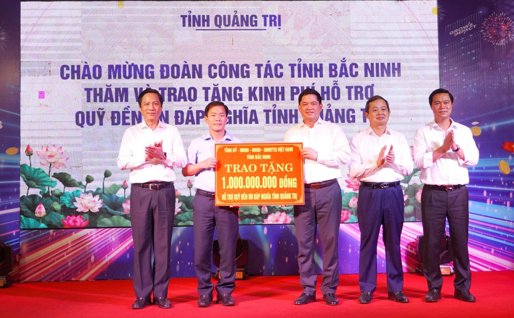 Lãnh đạo tỉnh Bắc Ninh dâng hương tri ân các anh hùng liệt sĩ và trao hỗ trợ Quỹ “Đền ơn đáp nghĩa” tỉnh Quảng Trị