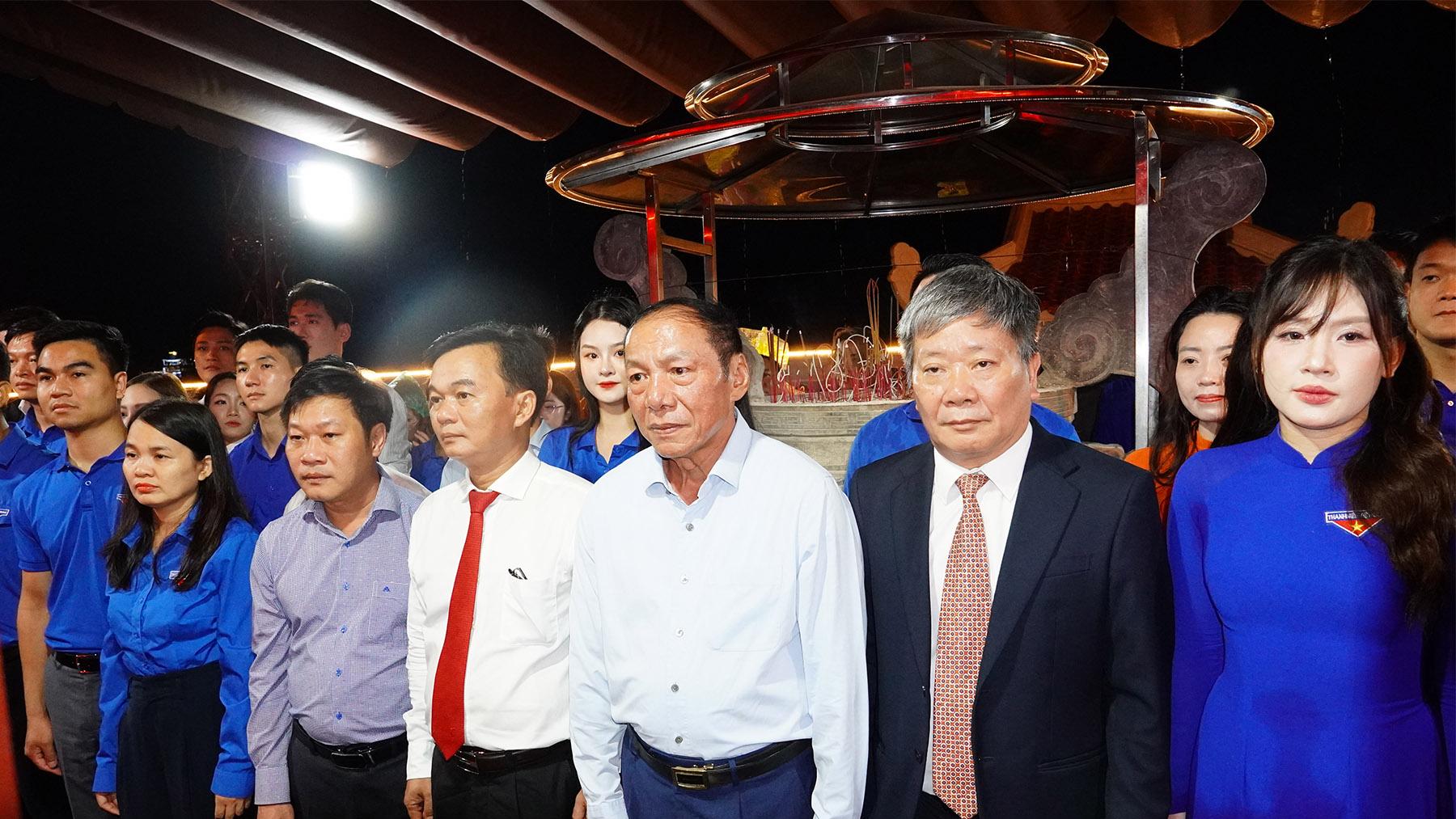 Thả hoa đăng tri ân các Anh hùng, liệt sĩ bên dòng Thạch Hãn