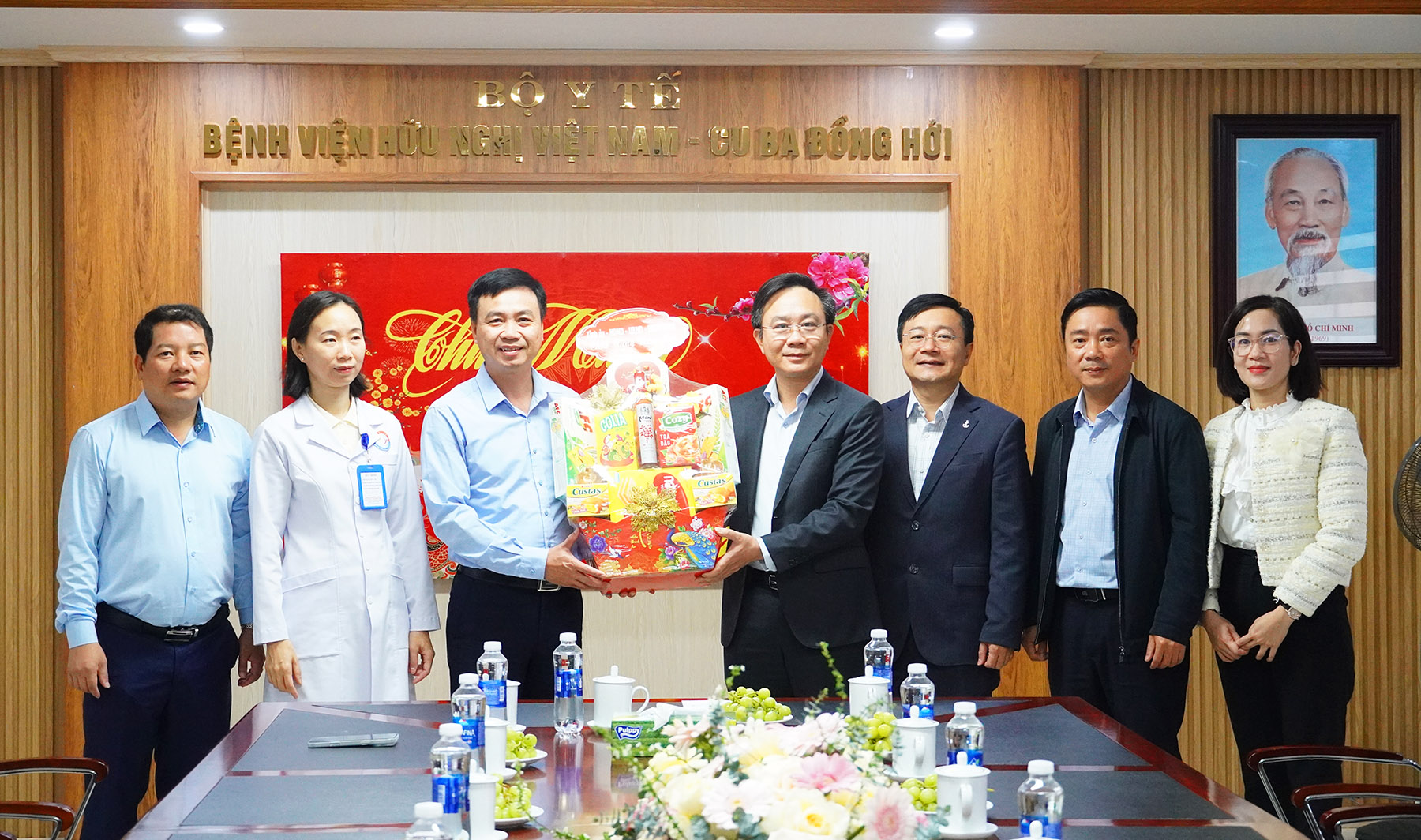 Phó Chủ tịch UBND tỉnh Hoàng Xuân Tân thăm, chúc Tết cơ sở y tế, gia đình chính sách và nguyên lãnh đạo tỉnh