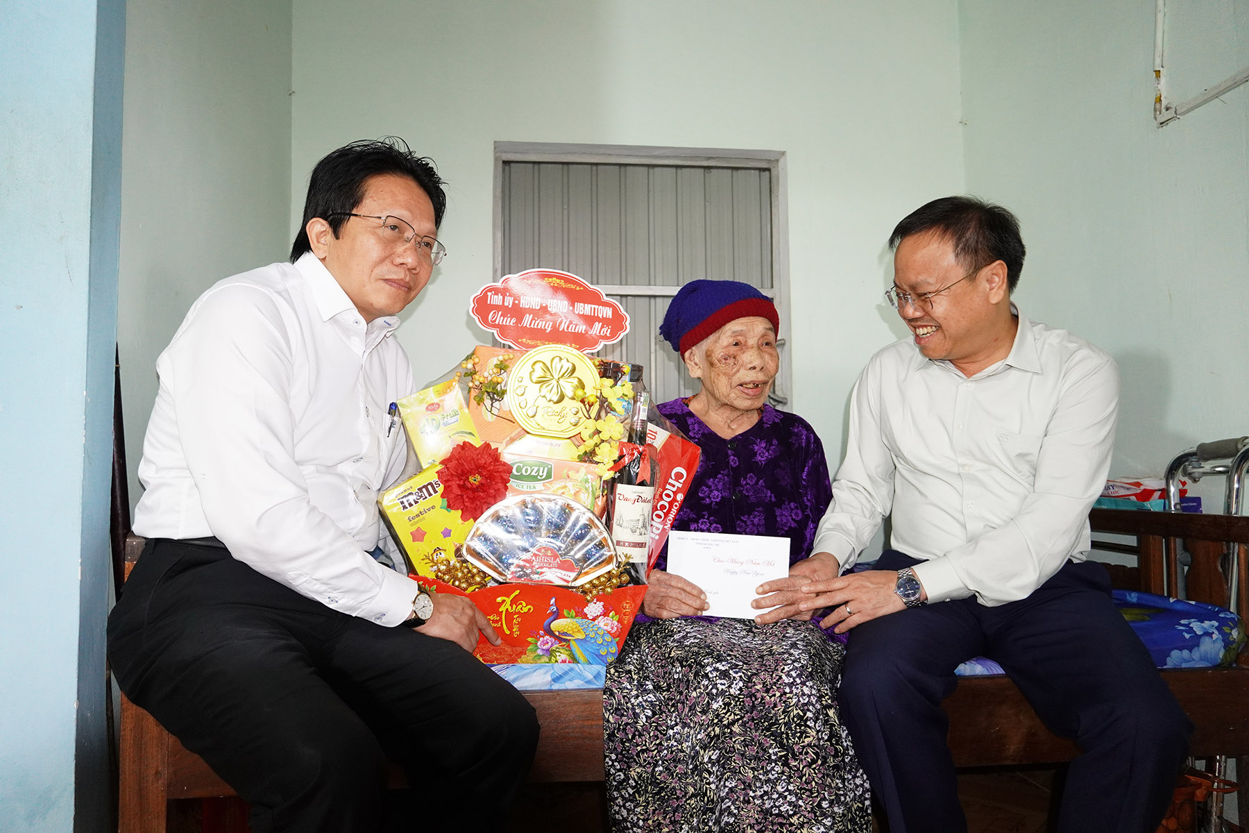 Phó Chủ tịch UBND tỉnh Lê Đức Tiến thăm, chúc Tết các gia đình chính sách