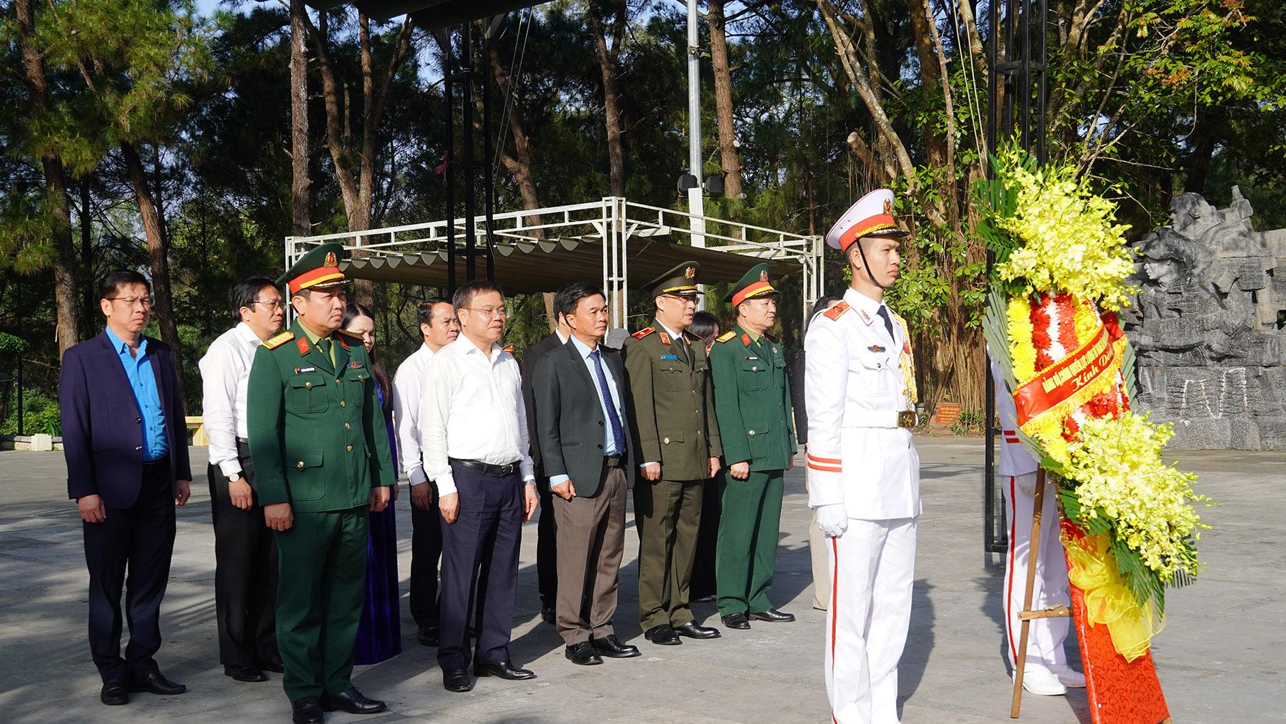 Lãnh đạo tỉnh Quảng Trị dâng hương các Anh hùng, liệt sĩ