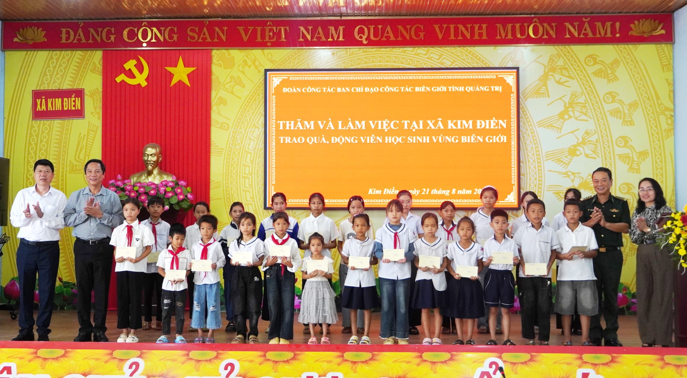 Ban Chỉ đạo công tác biên giới tỉnh thăm, tặng quà cho học sinh có hoàn cảnh khó khăn tại các xã biên giới