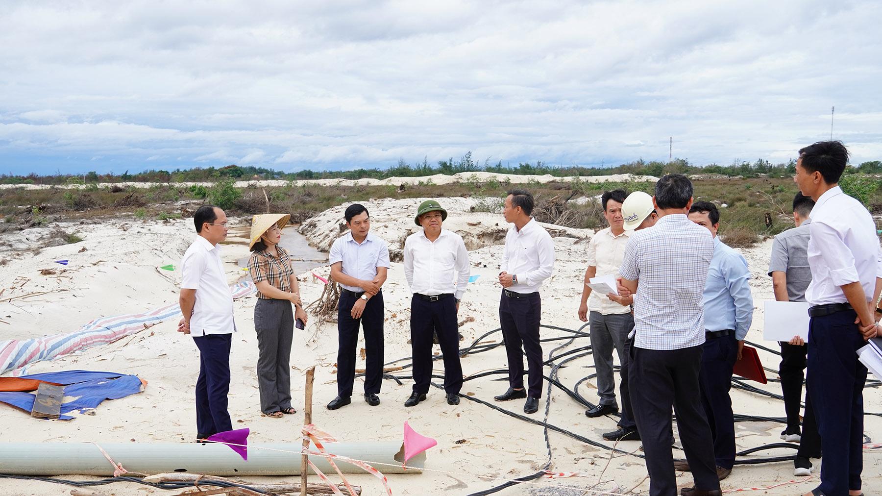 Phó Chủ tịch UBND tỉnh Lê Đức Tiến kiểm tra, xử lý vướng mắc tại Khu công nghiệp Cam Liên