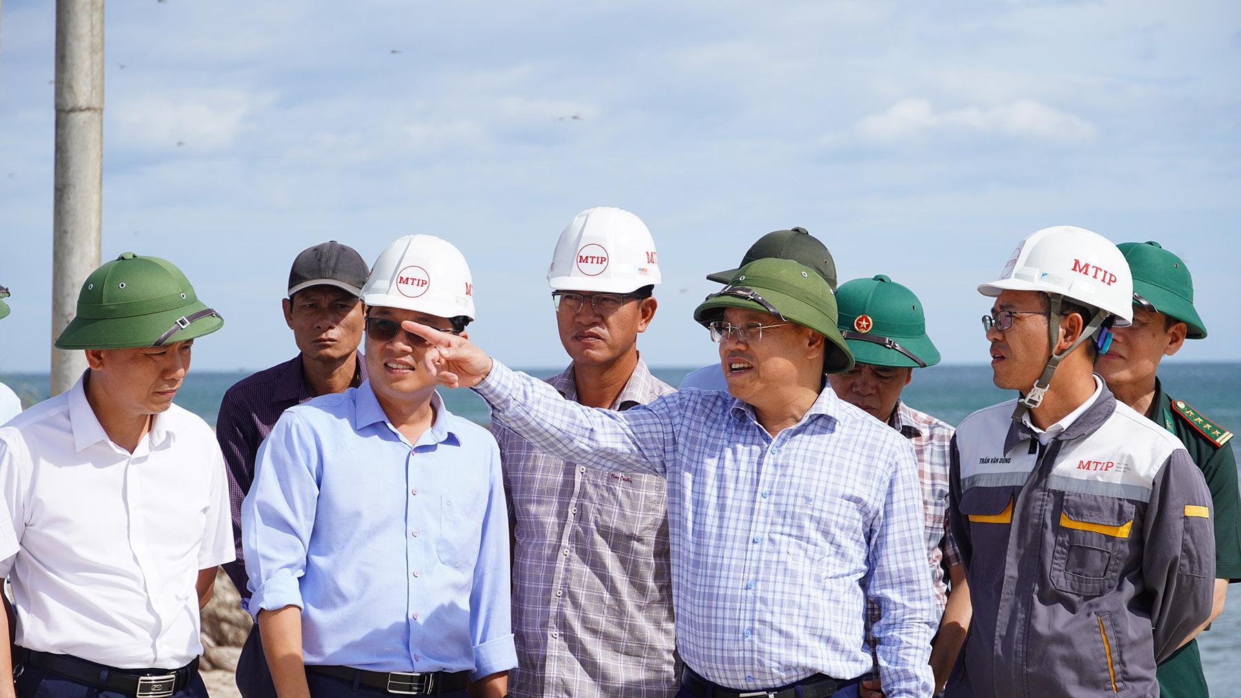 Phó Chủ tịch UBND tỉnh Lê Đức Tiến kiểm tra, tháo gỡ vướng mắc tại Dự án Khu bến cảng Mỹ Thủy