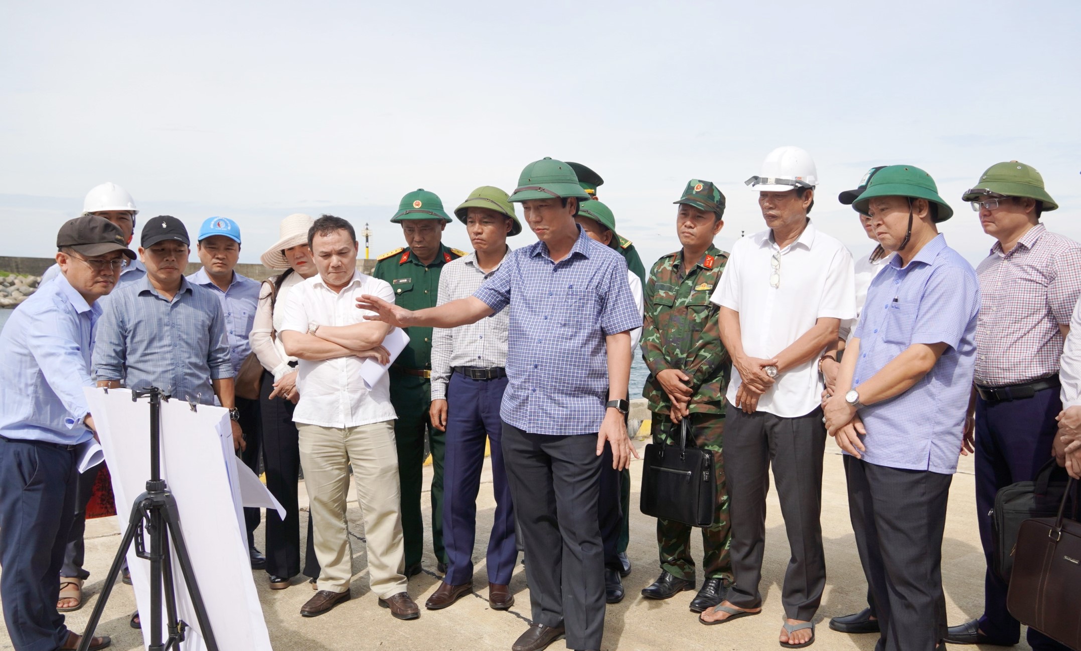 Phó Chủ tịch Thường trực UBND tỉnh Hoàng Nam kiểm tra tiến độ các dự án tại đặc khu Cồn Cỏ