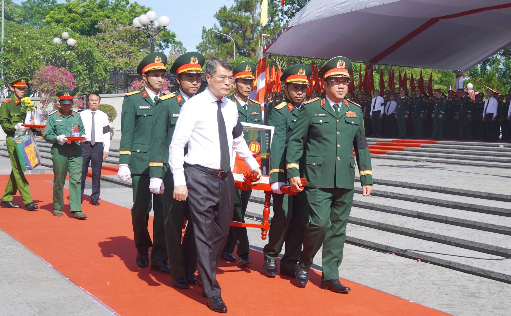 Thủ tướng Chính phủ Lê Minh Hưng dự lễ truy điệu và an táng hài cốt liệt sĩ tại Nghĩa trang Liệt sĩ quốc gia Đường 9