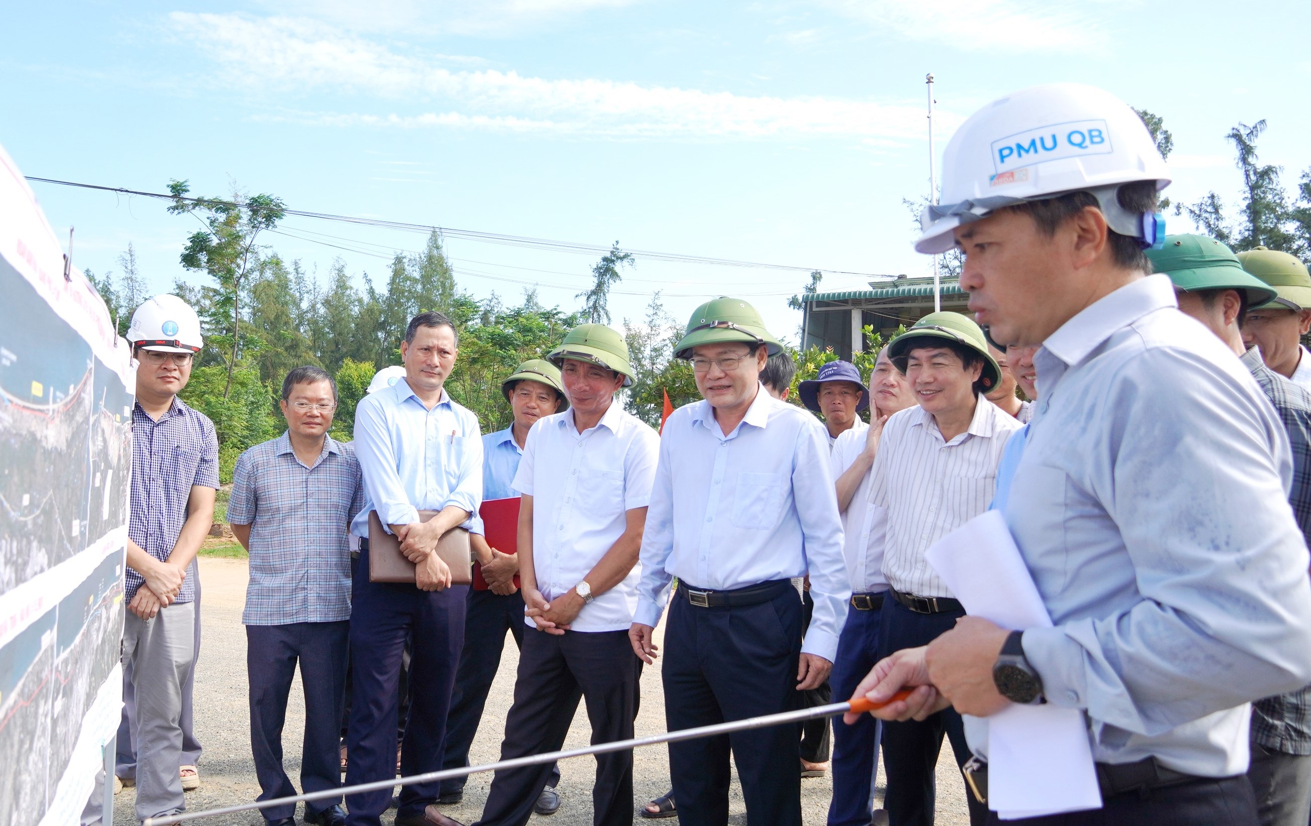 Phó Chủ tịch UBND tỉnh Phan Phong Phú kiểm tra tiến độ thi công, giải ngân các dự án giao thông trọng điểm