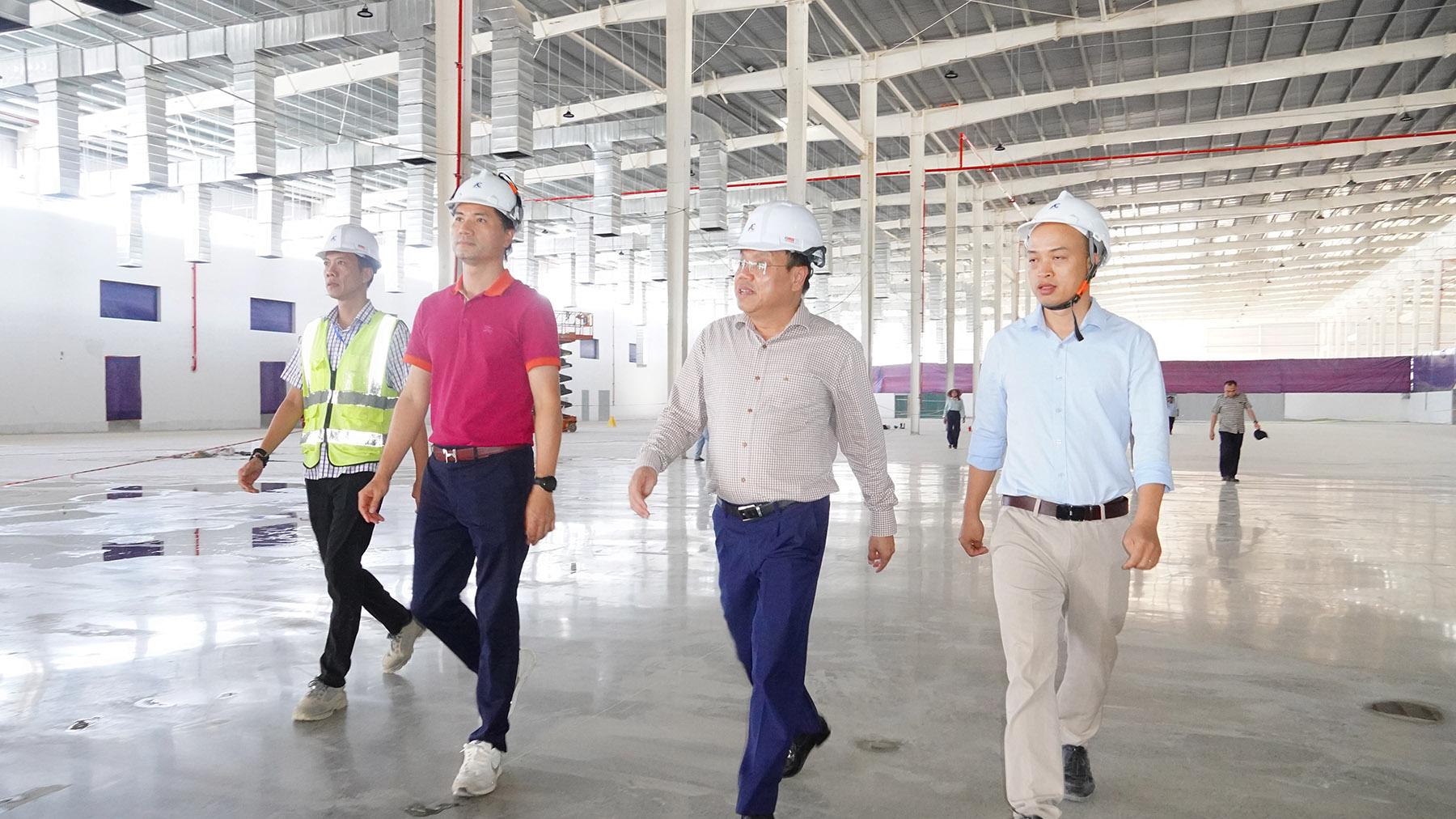 Phó Chủ tịch UBND tỉnh Lê Đức Tiến kiểm tra tình hình hoạt động Khu công nghiệp Quán Ngang