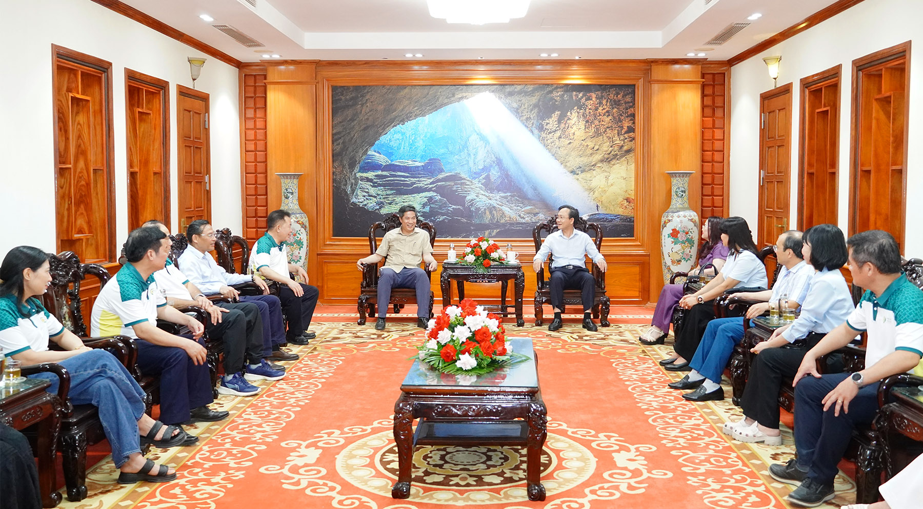 Phó Chủ tịch UBND tỉnh Hoàng Xuân Tân tiếp xã giao đoàn công tác Học viện Tài chính