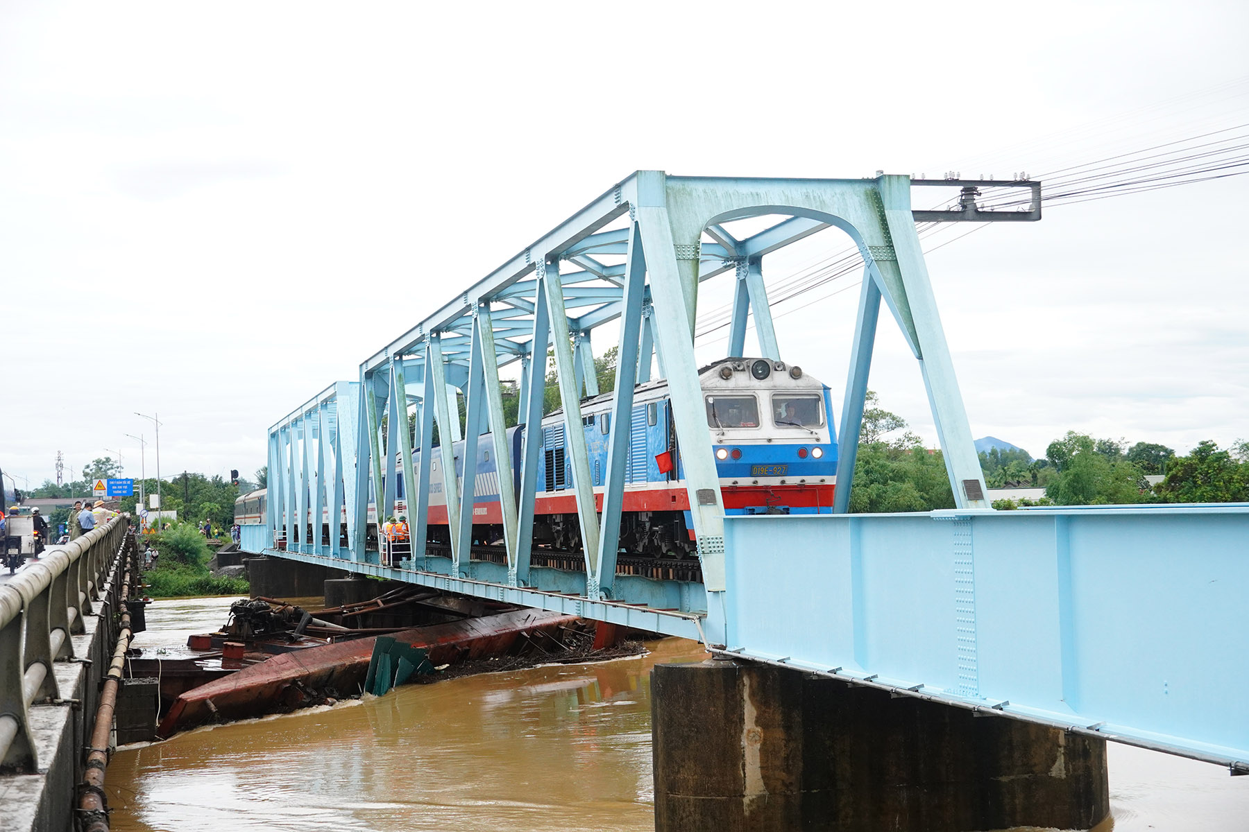Khẩn trương khắc phục sự cố sà lan kẹt tại cầu đường sắt Mỹ Chánh
