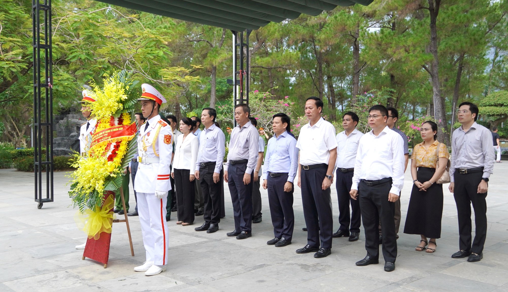 Đoàn đại biểu tỉnh Quảng Trị dâng hoa, dâng hương tri ân các anh hùng liệt sĩ tại Nghĩa trang Liệt sĩ quốc gia Trường Sơn