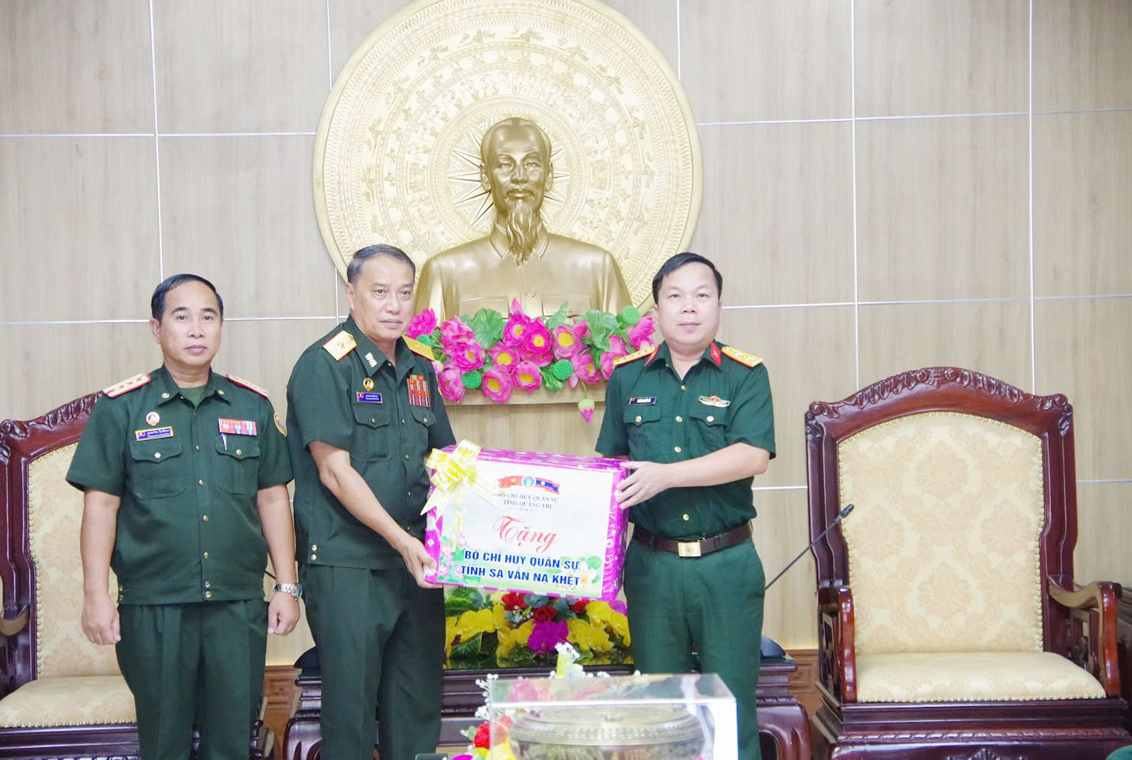 Đoàn công tác Bộ Chỉ huy Quân sự Savannakhet thăm, chào xã giao Bộ Chỉ huy Quân sự tỉnh Quảng Trị