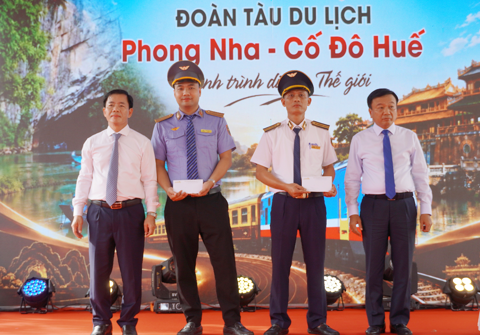 Khai trương đoàn tàu du lịch “Phong Nha - Cố đô Huế: Hành trình Di sản thế giới”