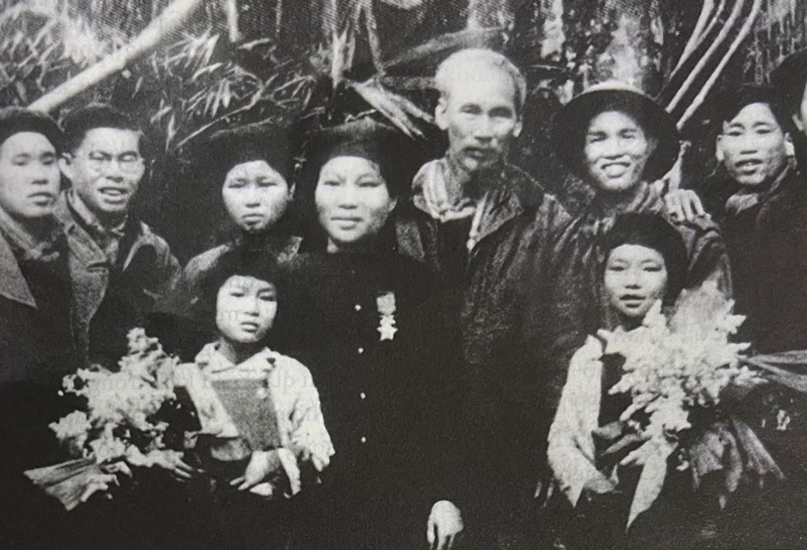 Bác để tình thương cho chúng con