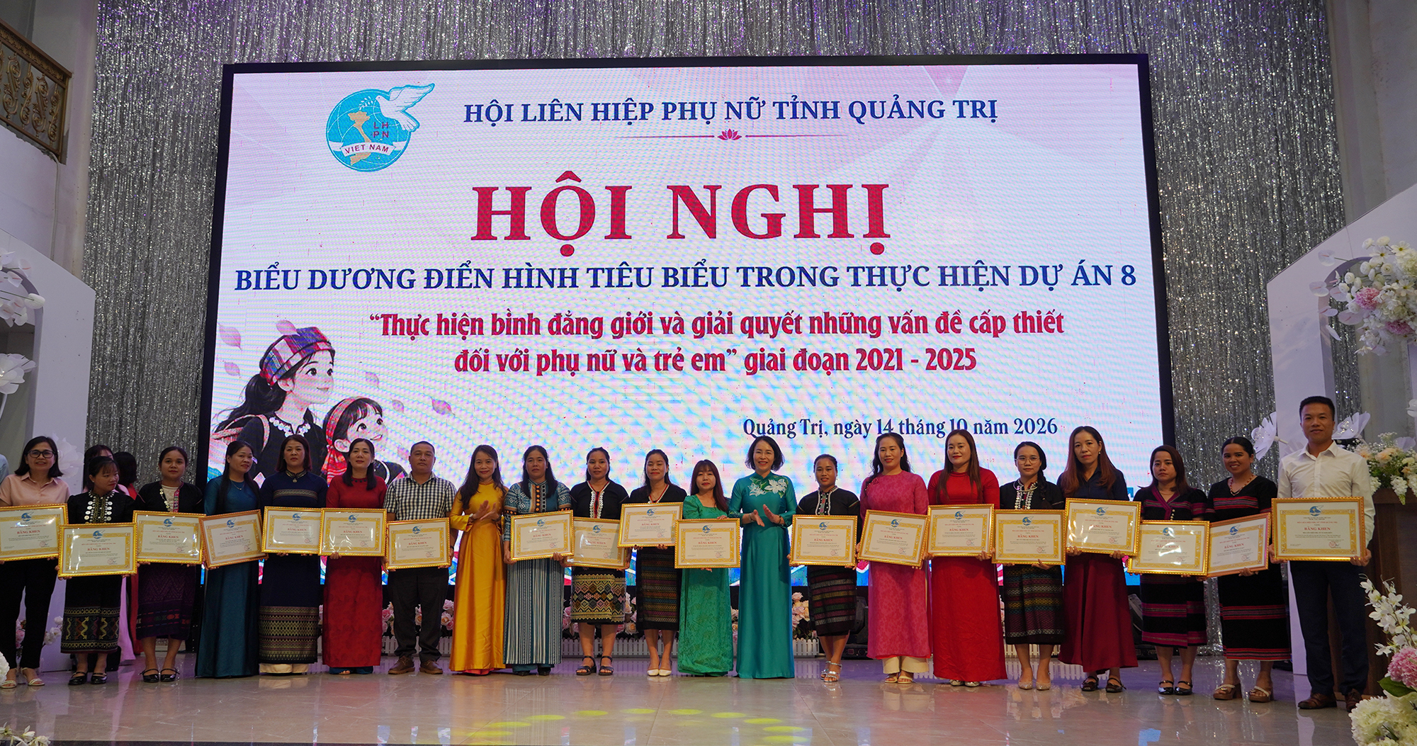 Biểu dương các tập thể, cá nhân tiêu biểu trong thực hiện Dự án 8
