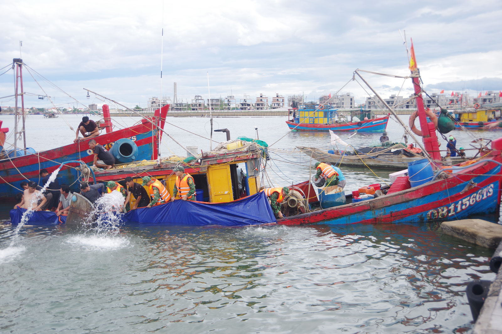 Đồn Biên phòng Nhật Lệ hỗ trợ tàu cá bị chìm