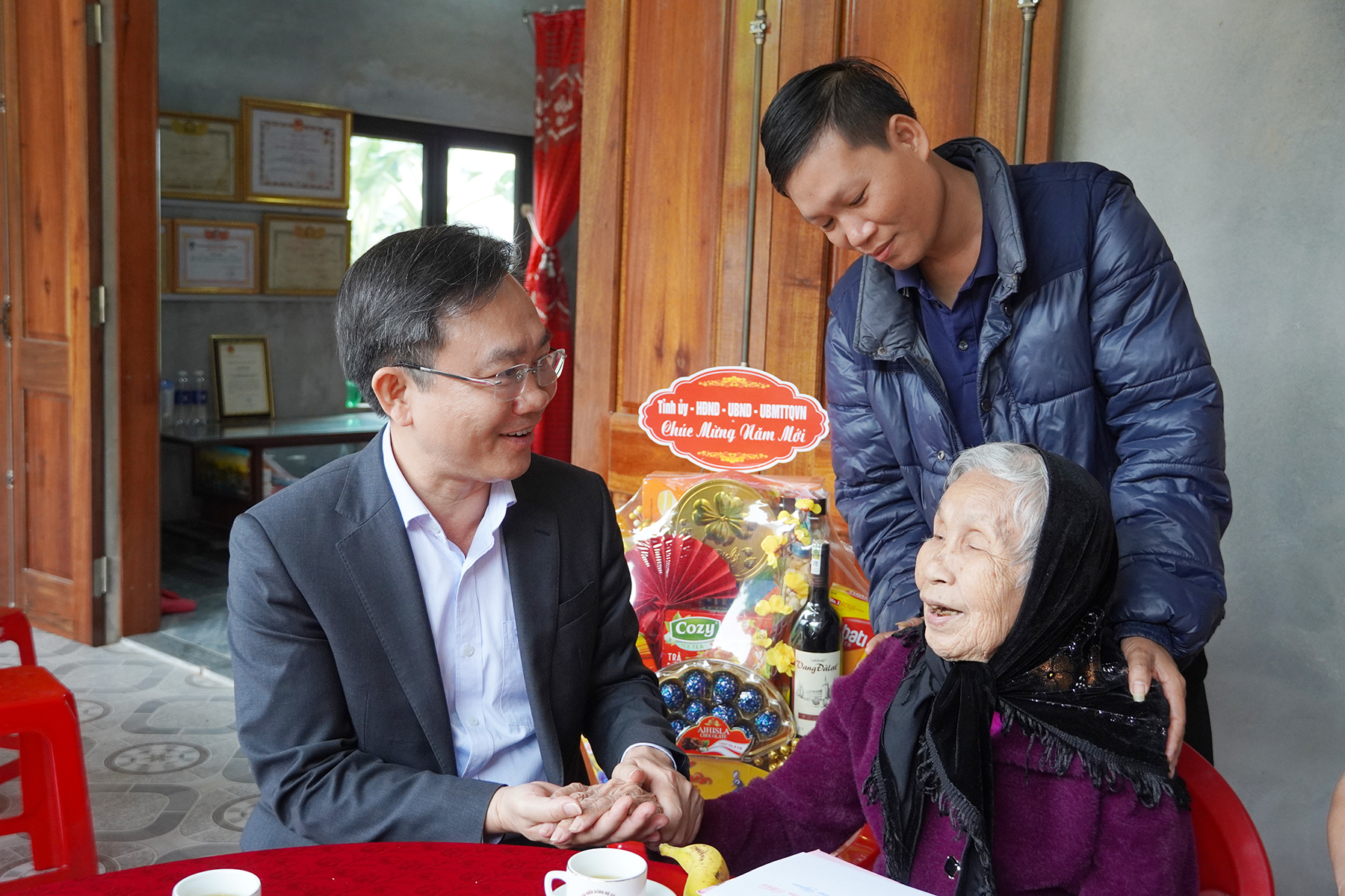 Phó Chủ tịch UBND tỉnh Hoàng Xuân Tân thăm, tặng quà mẹ Việt Nam Anh hùng nhân dịp Tết Nguyên đán Bính Ngọ 2026