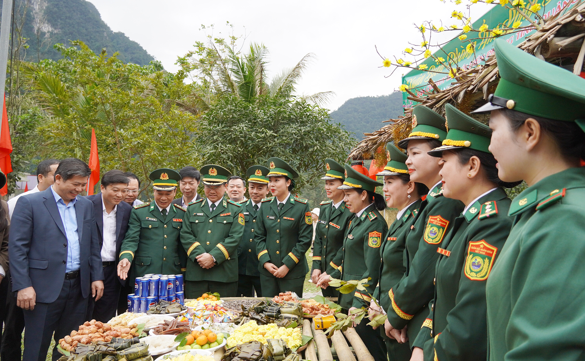 Lan tỏa nghĩa tình quân - dân tại Chương trình “Xuân Biên phòng ấm lòng Dân bản” năm 2026
