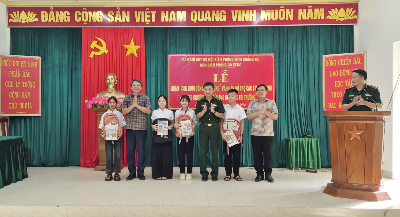 Đồn Biên phòng Cà Xèng nhận nuôi 02 trẻ em, hỗ trợ 04 học sinh có hoàn cảnh khó khăn