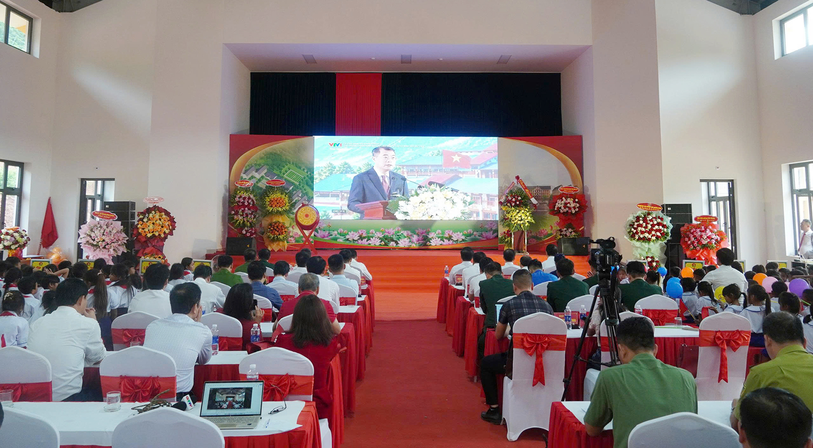 Phó Bí thư Thường trực Tỉnh ủy Trần Vũ Khiêm dự lễ khai giảng tại Trường Phổ thông nội trú Tiểu học và Trung học cơ sở Thượng Trạch