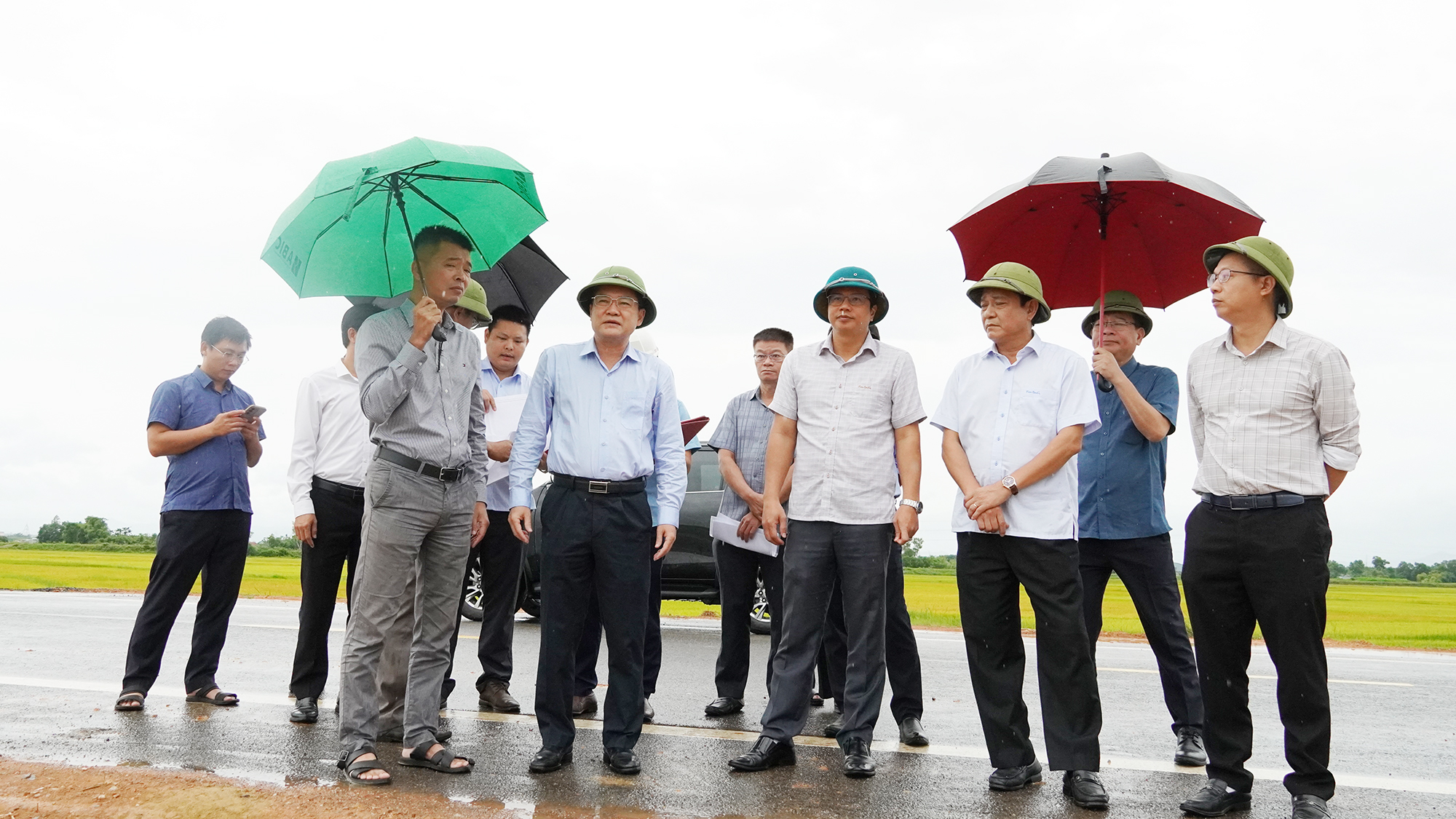 Phó Chủ tịch UBND tỉnh Phan Phong Phú kiểm tra tiến độ các dự án giao thông, giải ngân vốn đầu tư công khu vực phía Nam