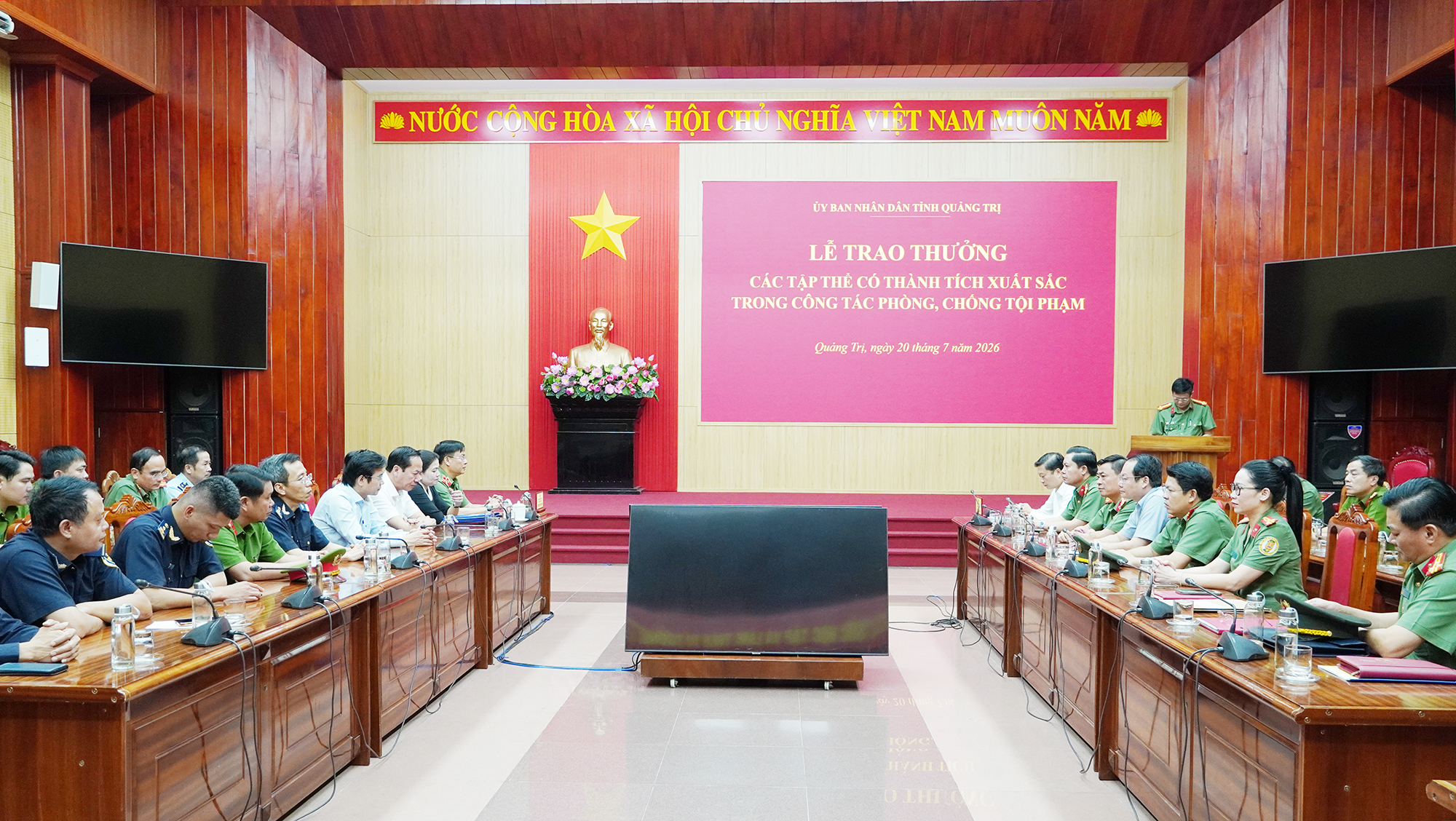 Trao thưởng cho các tập thể có thành tích xuất sắc trong công tác phòng, chống tội phạm