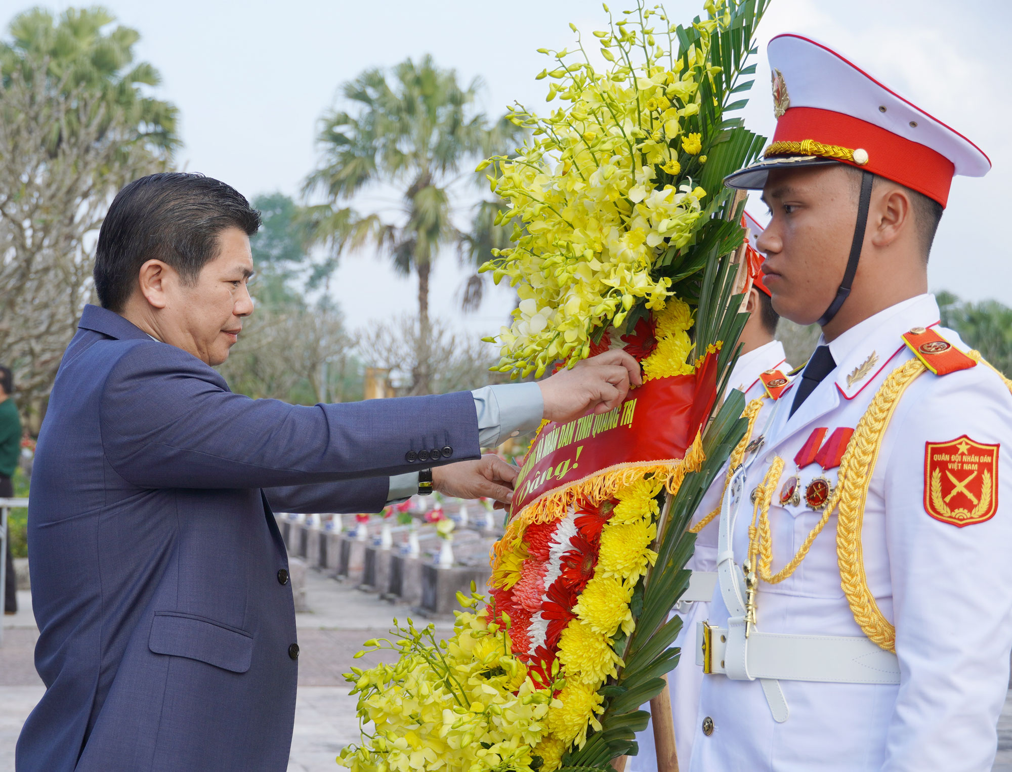 Lãnh đạo tỉnh  viếng và dâng hương tại Nghĩa trang liệt sỹ Ba Dốc