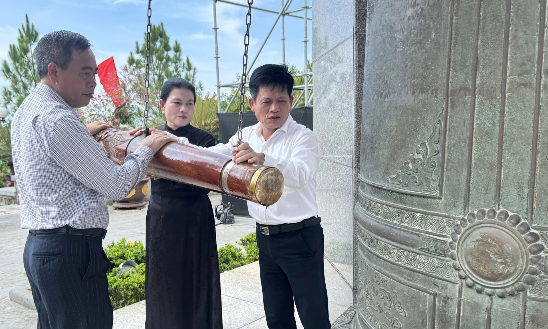 Các đồng chí lãnh đạo tỉnh dâng hương tri ân các Anh hùng liệt sĩ tại Nghĩa trang Liệt sĩ quốc gia Đường 9