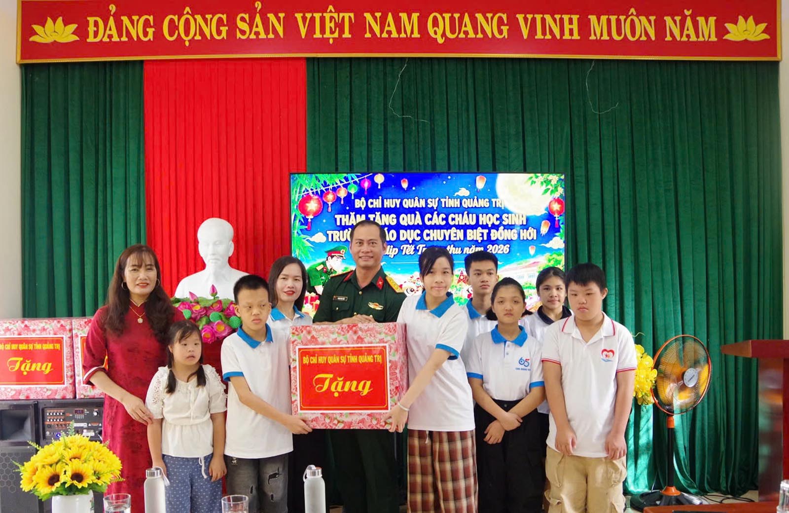 Bộ Chỉ huy Quân sự tỉnh Quảng Trị thăm, tặng quà học sinh Trường Giáo dục chuyên biệt Đồng Hới