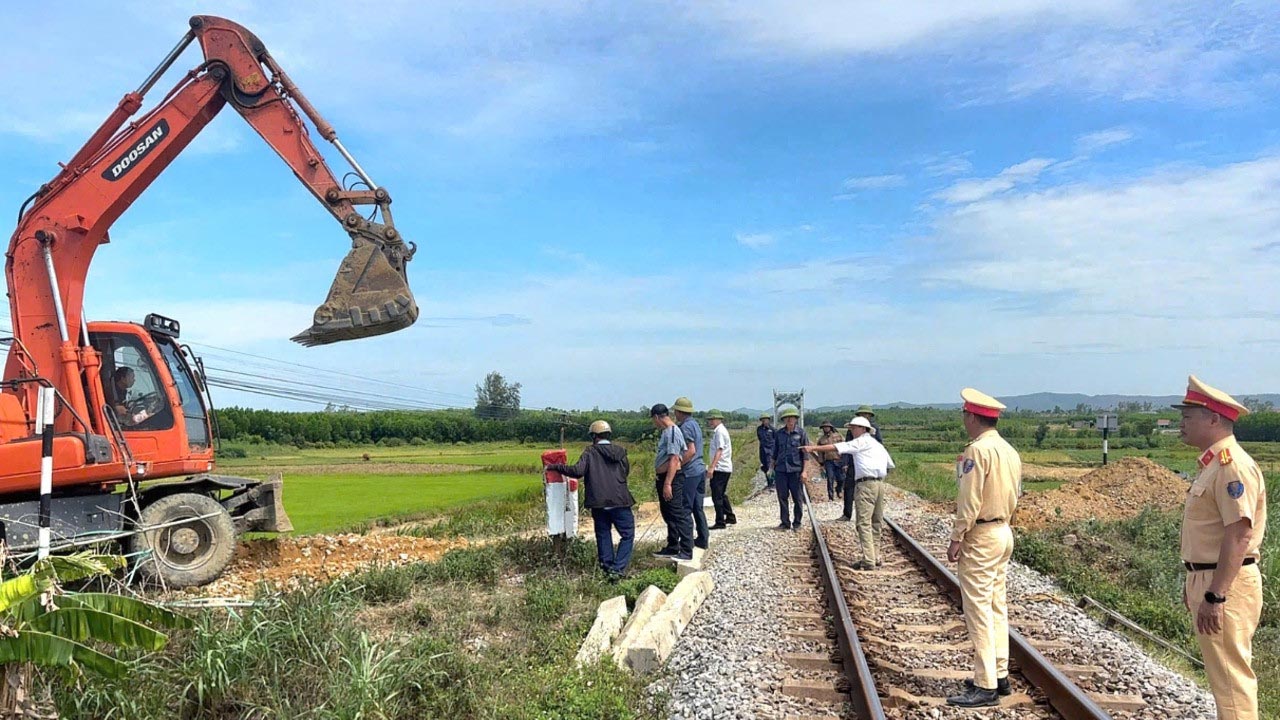 Tiếp tục triển khai các giải pháp xử lý lối đi tự mở qua đường sắt