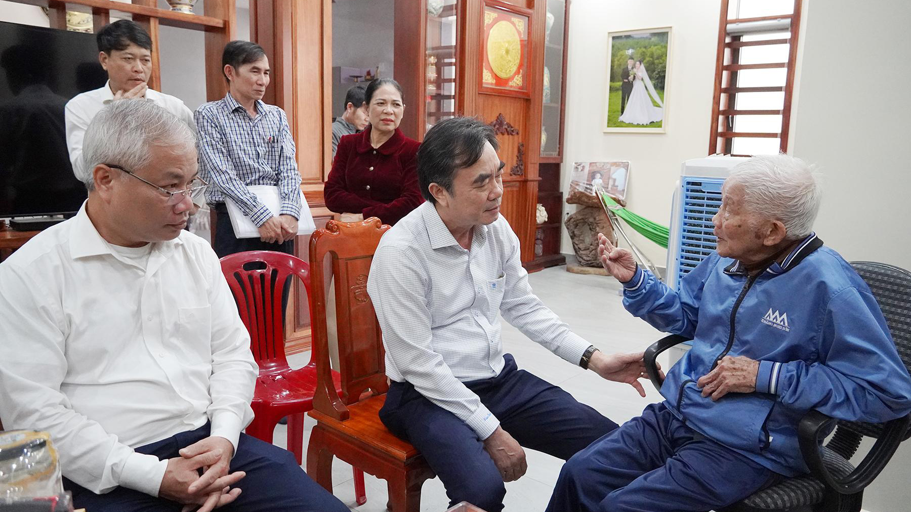 Trưởng ban Tổ chức Tỉnh ủy Nguyễn Lương Bình thăm, chúc Tết các gia đình nguyên lãnh đạo tỉnh, đảng viên cao tuổi và gia đình chính sách